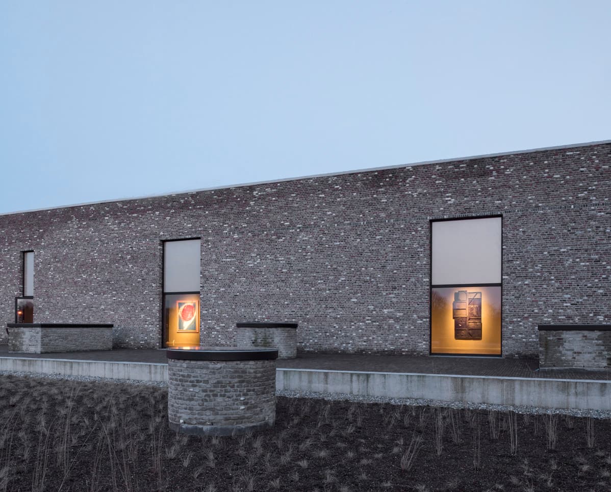 Axel Vervoordt Galerie: Kunstausstellung mit ERCO LED-Beleuchtung in historischer Industriearchitektur.