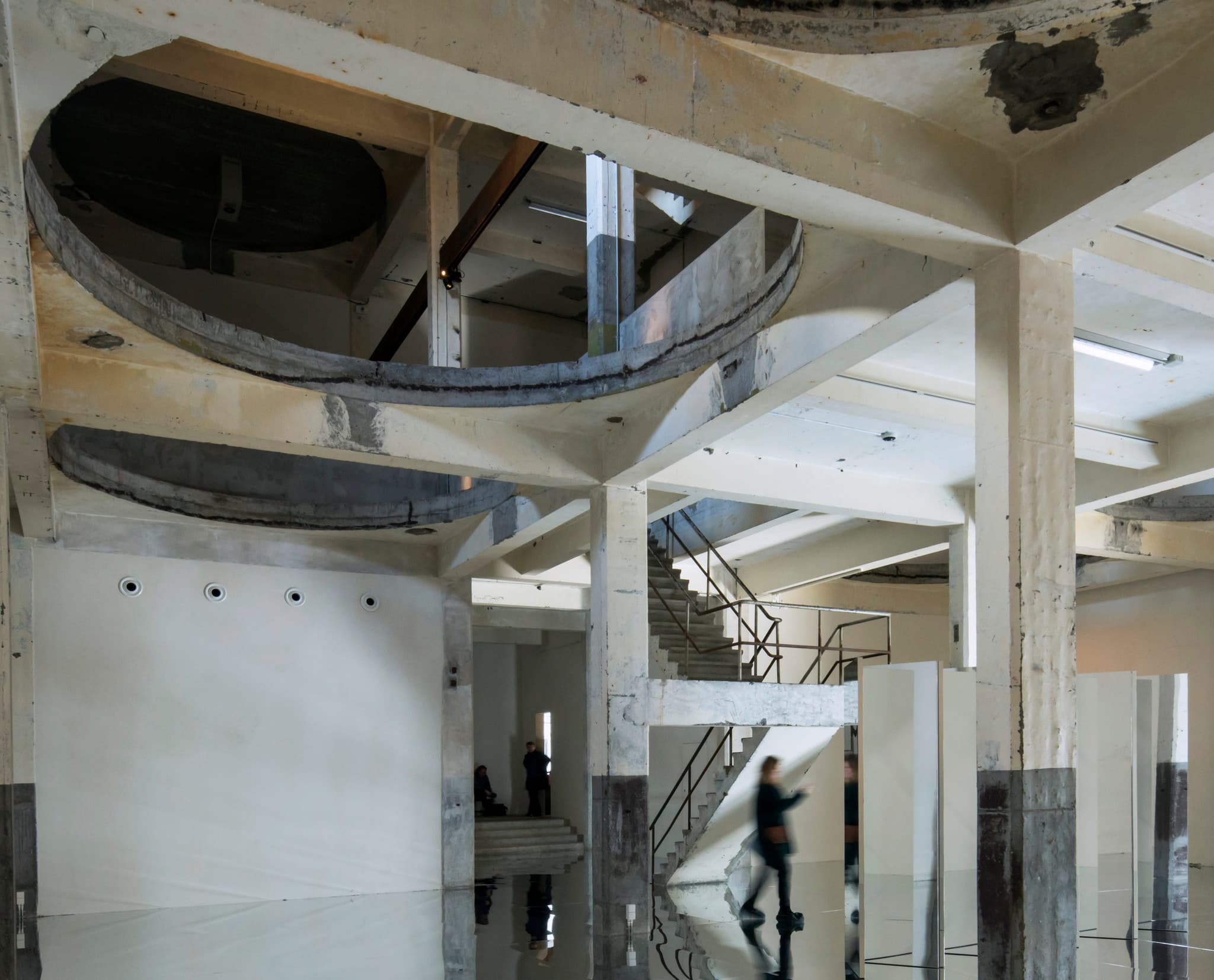 Axel Vervoordt Gallery: Industrieller Raum mit ERCO LED-Beleuchtung für Kunstausstellungen.