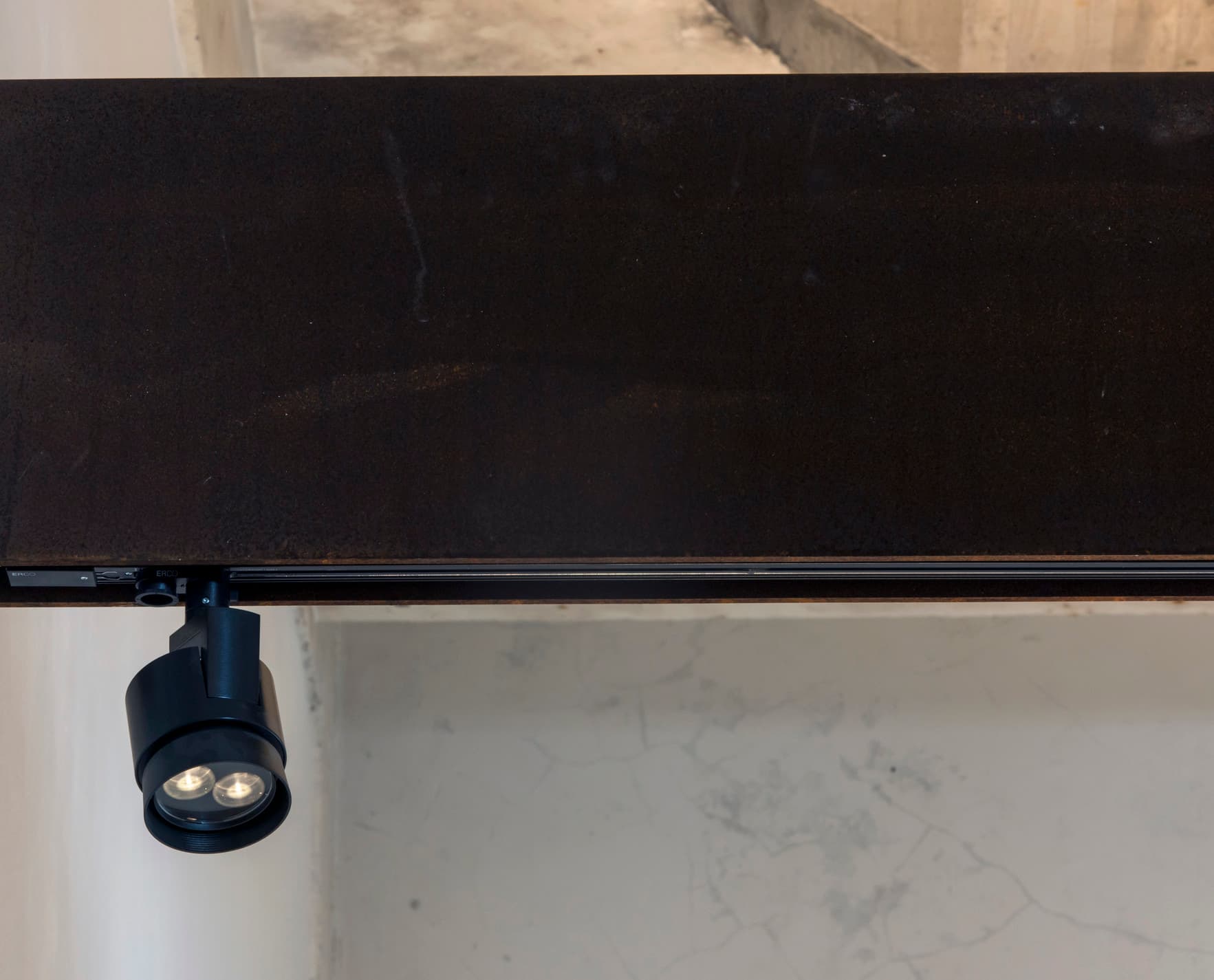ERCO Parscan Strahler zur Akzentuierung von Kunst in der Axel Vervoordt Gallery.