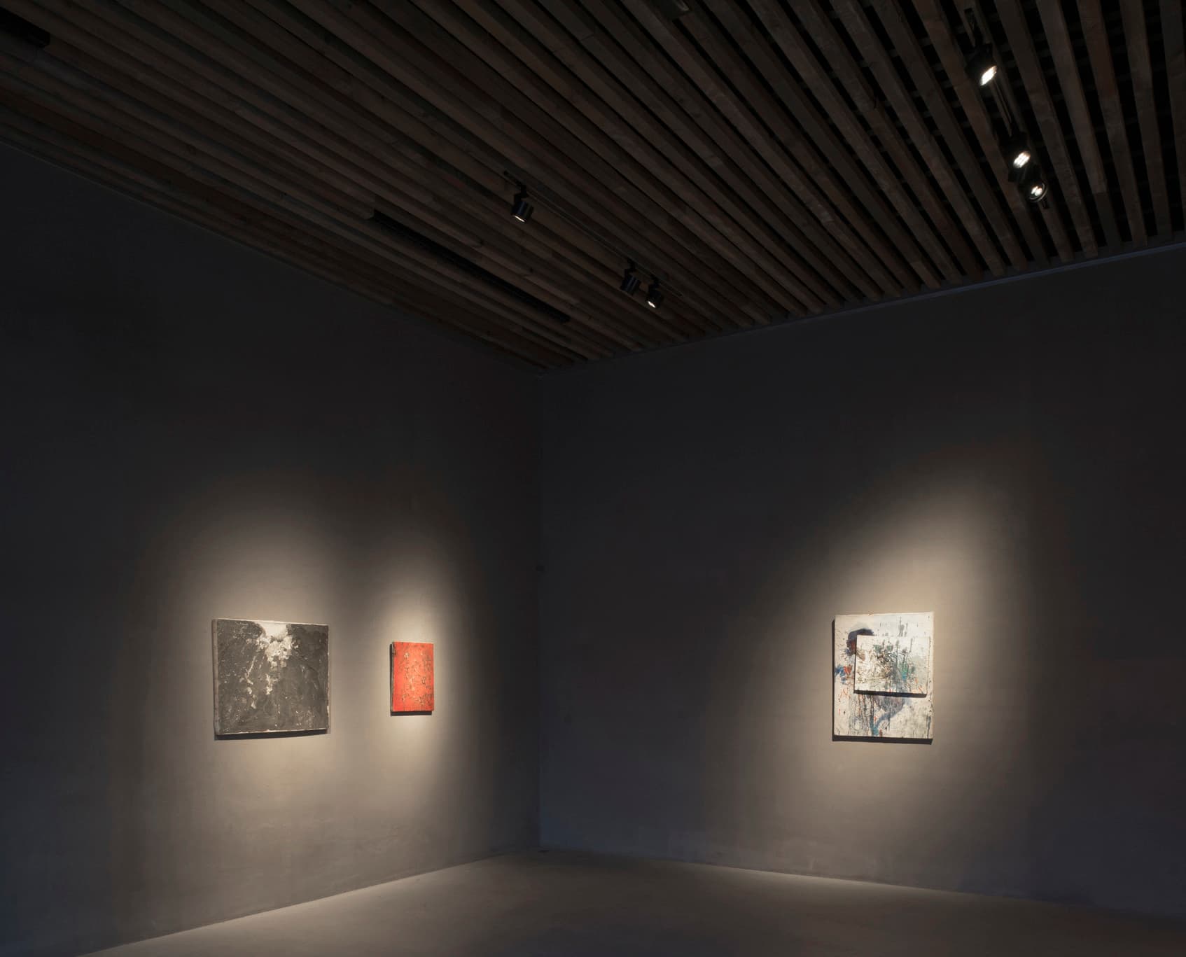 ERCO Parscan Strahler beleuchten Kunstwerke in der Axel Vervoordt Gallery mit präzisem LED-Licht.