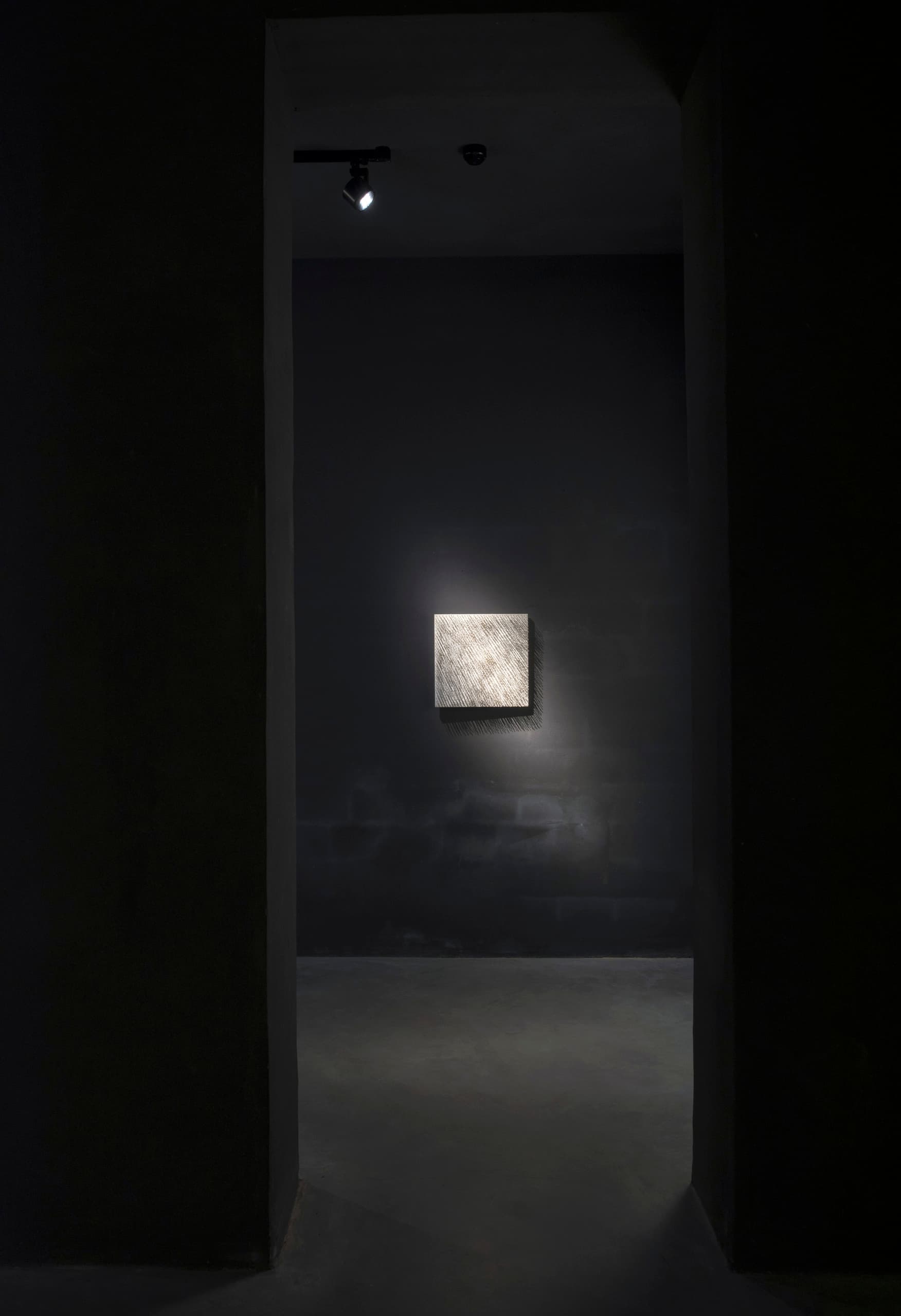 ERCO Parscan Strahler beleuchten ein Kunstwerk in der Axel Vervoordt Gallery.