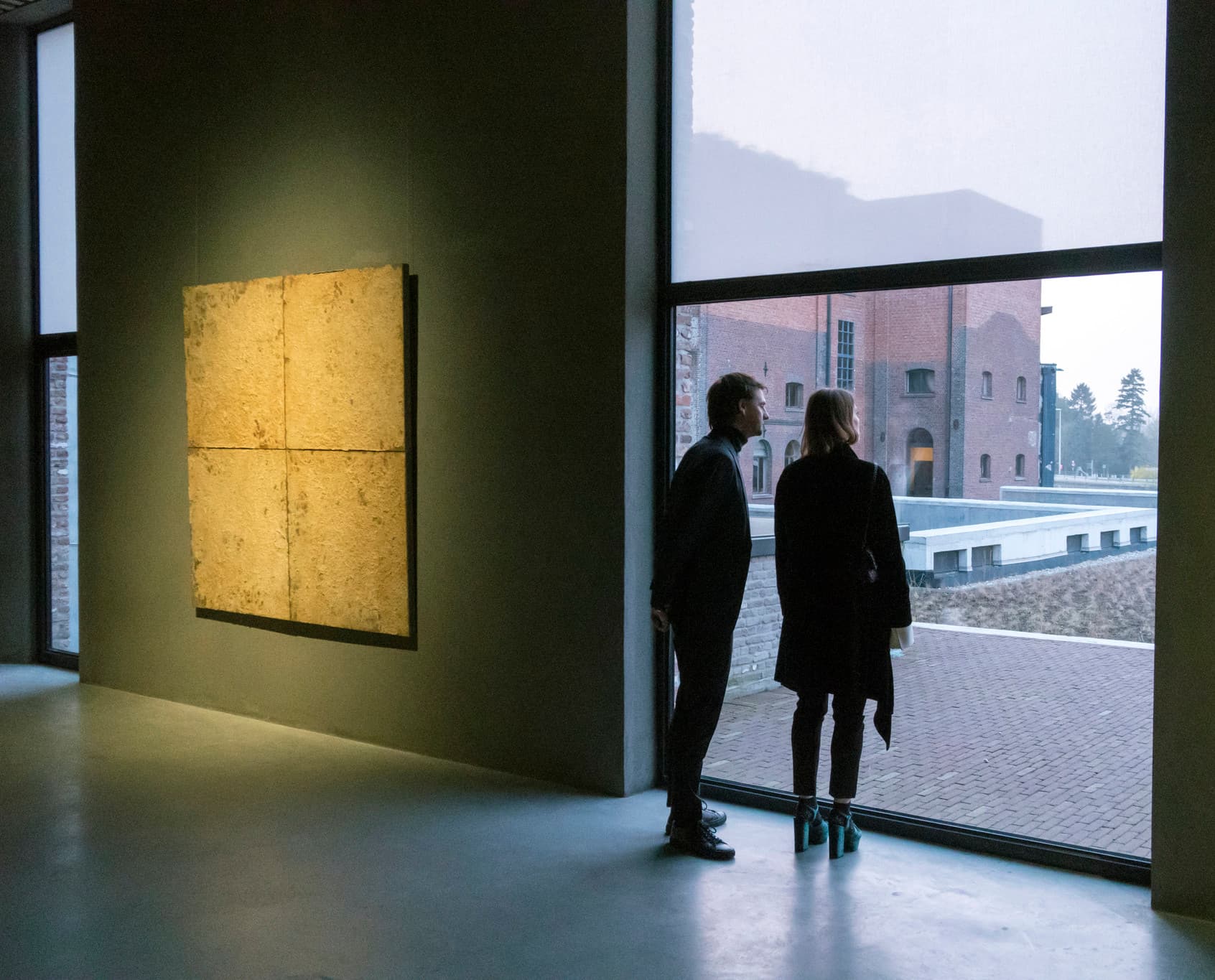 Besucher betrachten Kunst in der Axel Vervoordt Gallery, beleuchtet mit ERCO LED-Strahlern.