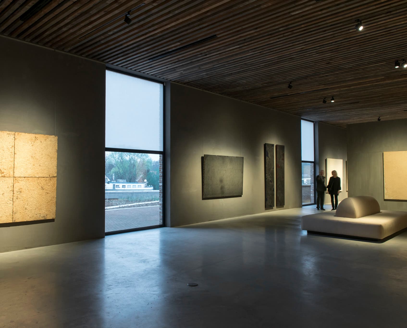 Axel Vervoordt Gallery mit ERCO LED-Beleuchtung für Kunstausstellungen.