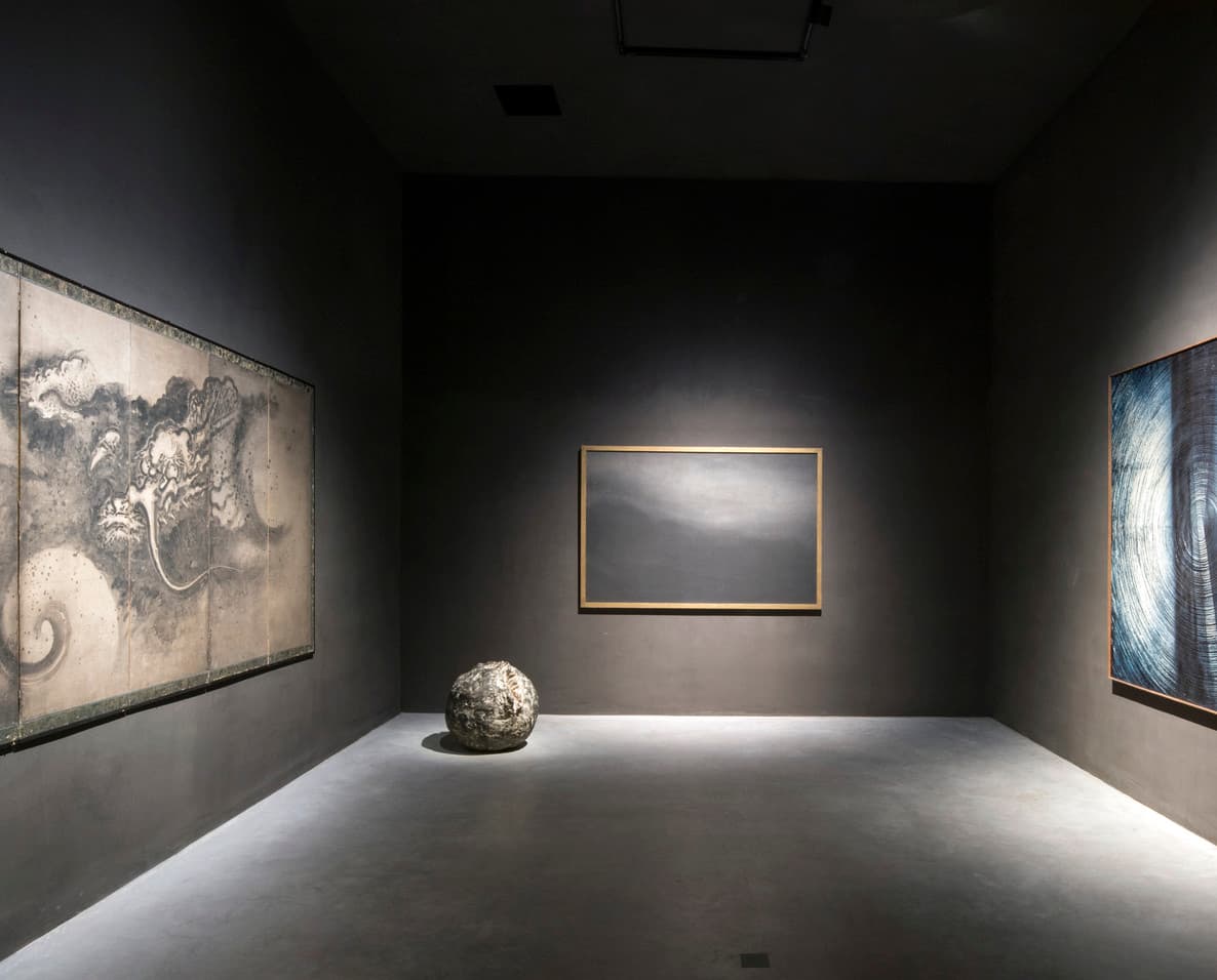 ERCO Parscan LED-Strahler beleuchten Kunstwerke in der Axel Vervoordt Galerie.