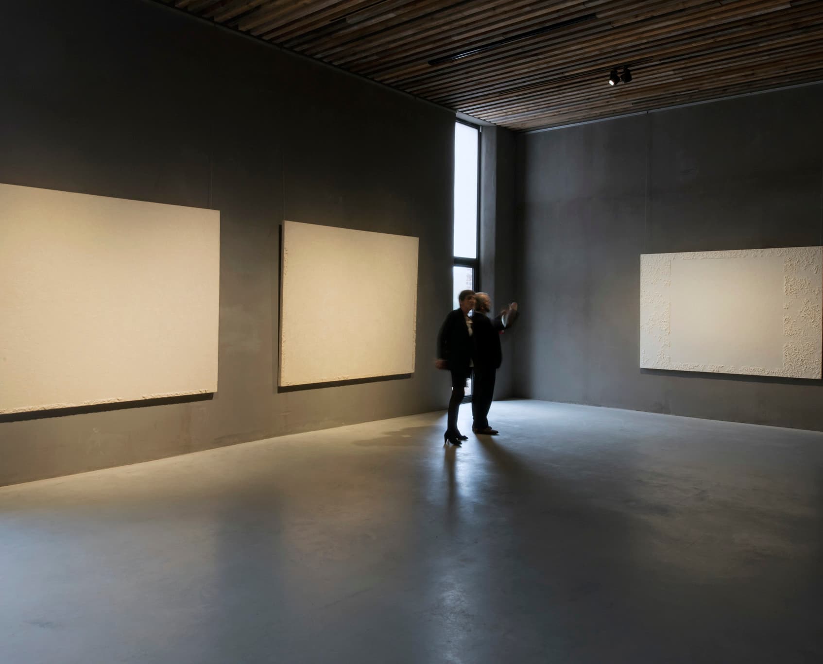 ERCO Parscan Strahler beleuchten Kunstwerke in der Axel Vervoordt Galerie.