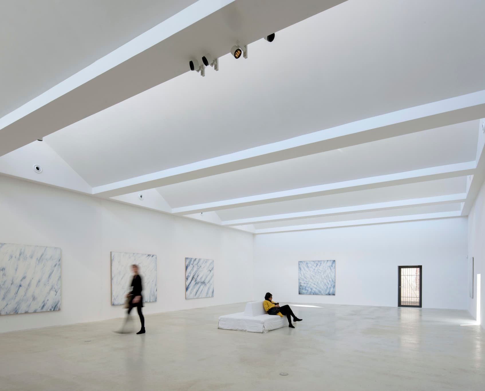 ERCO Parscan Strahler beleuchten Kunst in der Axel Vervoordt Gallery, Belgien.