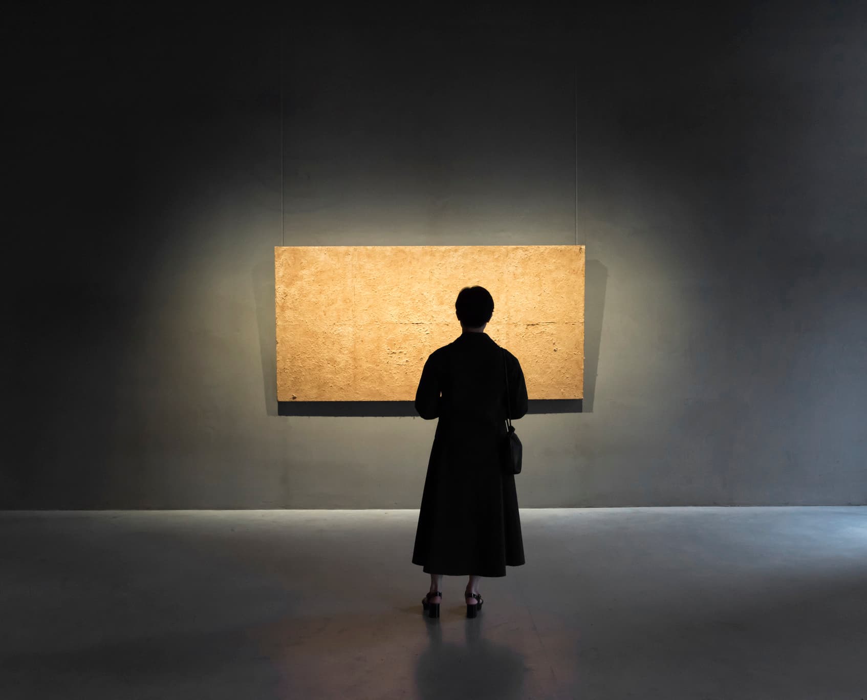Besucher betrachtet Kunstwerk, beleuchtet mit ERCO LED-Strahlern in der Axel Vervoordt Gallery.