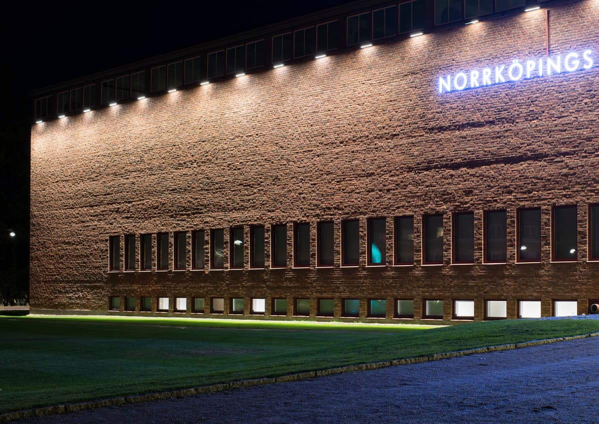 Norrköpings Kunstmuseum bei Nacht, Fassadenbeleuchtung.