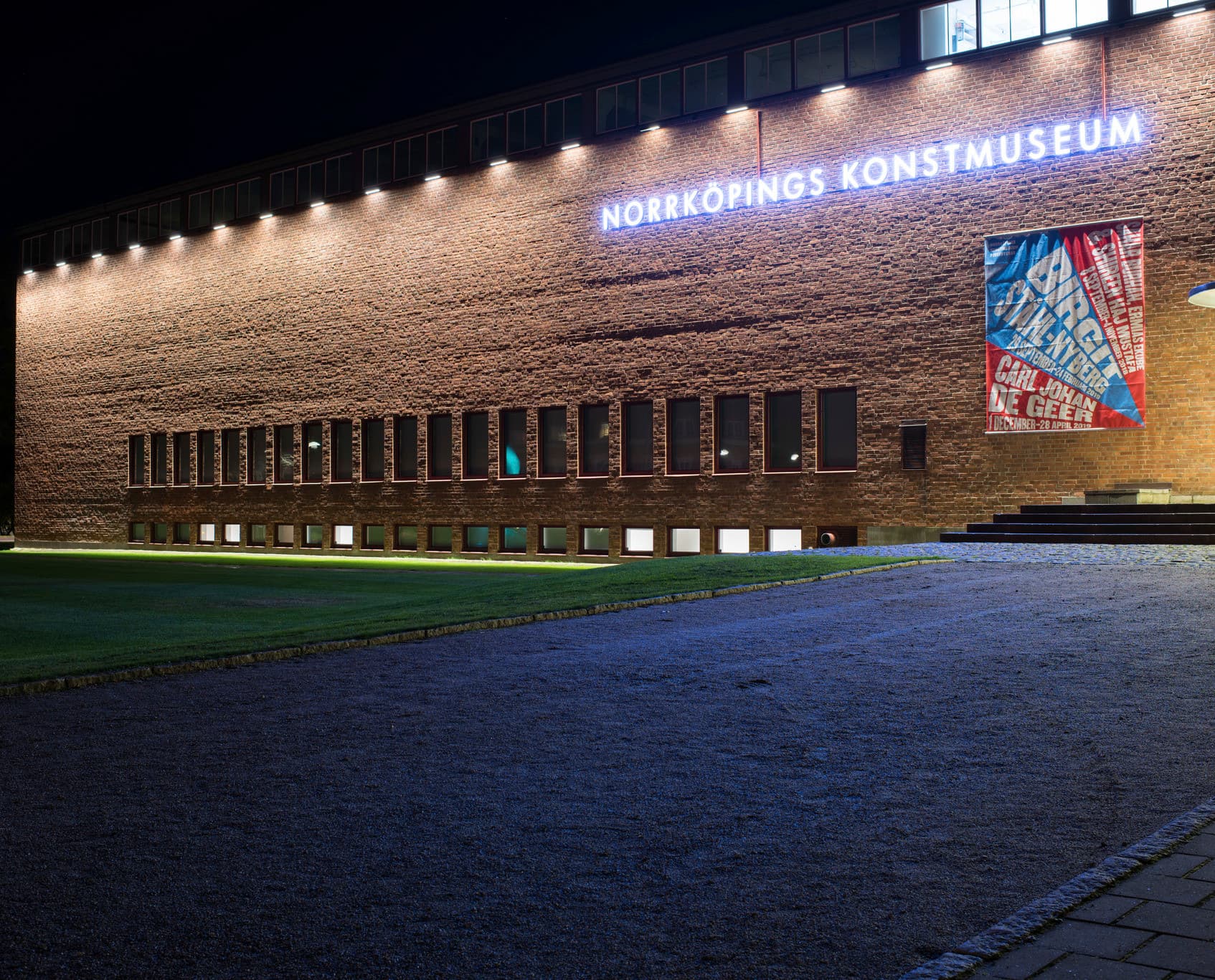 Norrköpings Kunstmuseum bei Nacht, Fassadenbeleuchtung.
