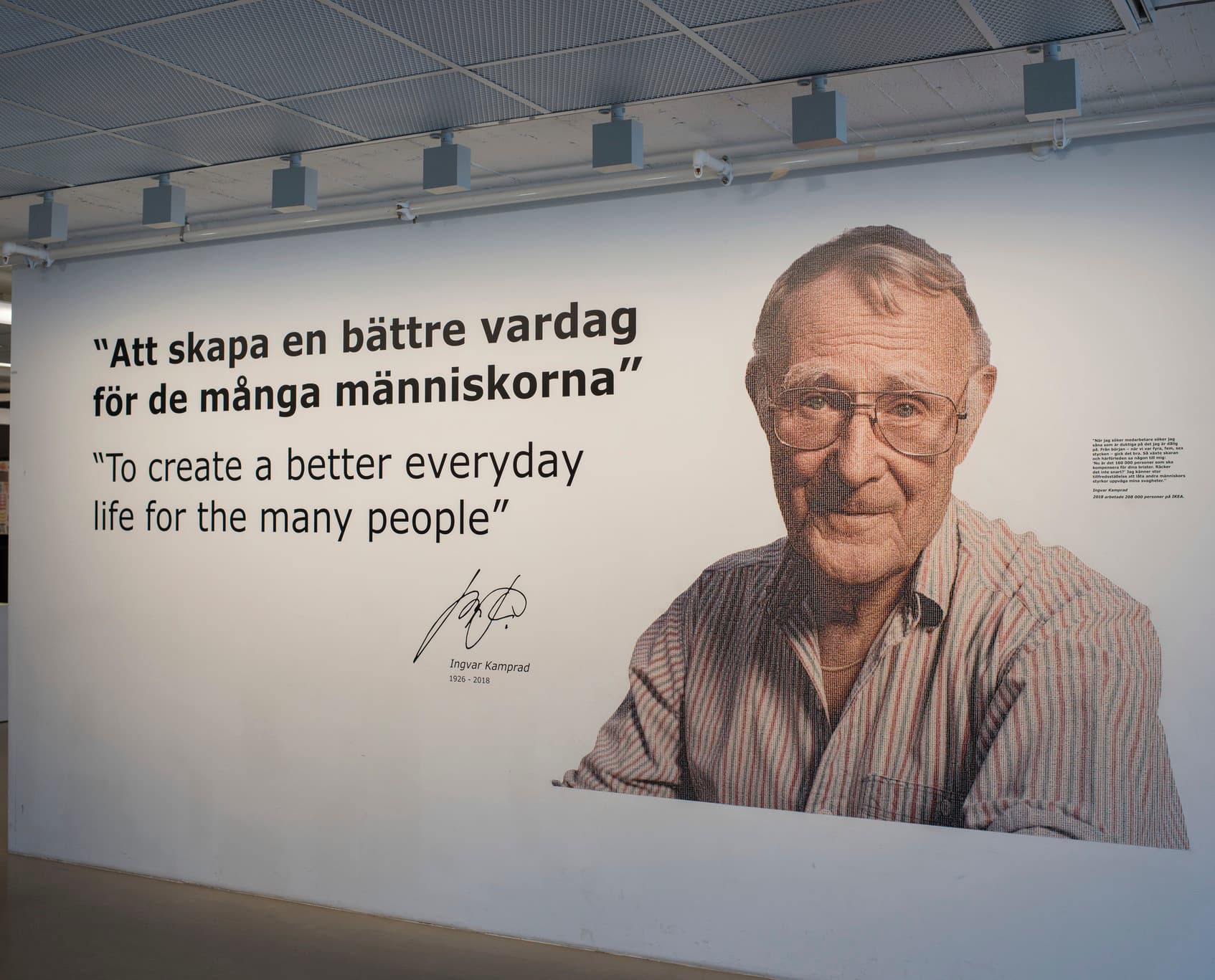 Wand mit Zitat und Porträt von Ingvar Kamprad, Gründer von IKEA, beleuchtet mit Wallwashern.