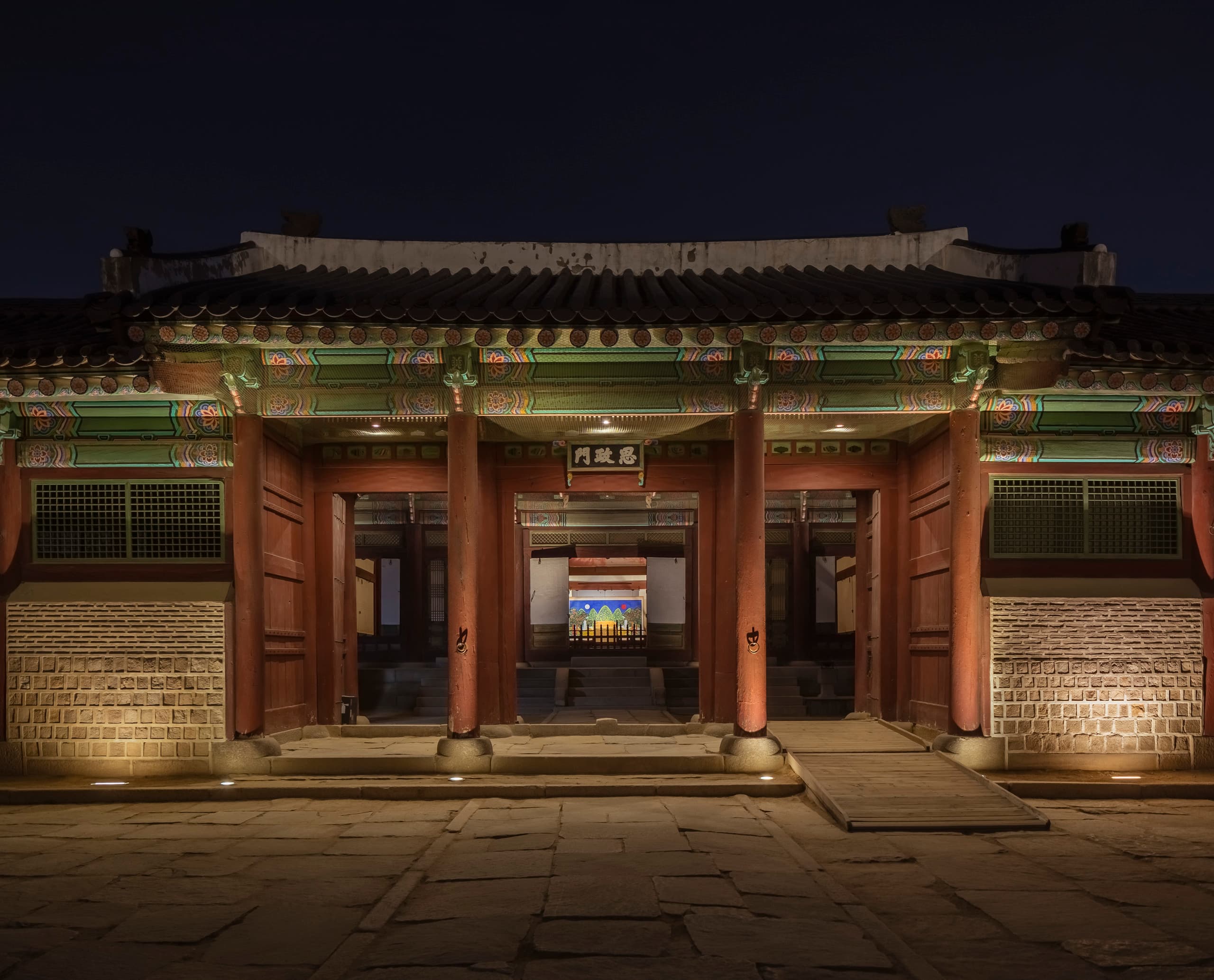 Gyeongbokgung Palast, Seoul, beleuchtet mit ERCO Außenleuchten für eine magische Atmosphäre.