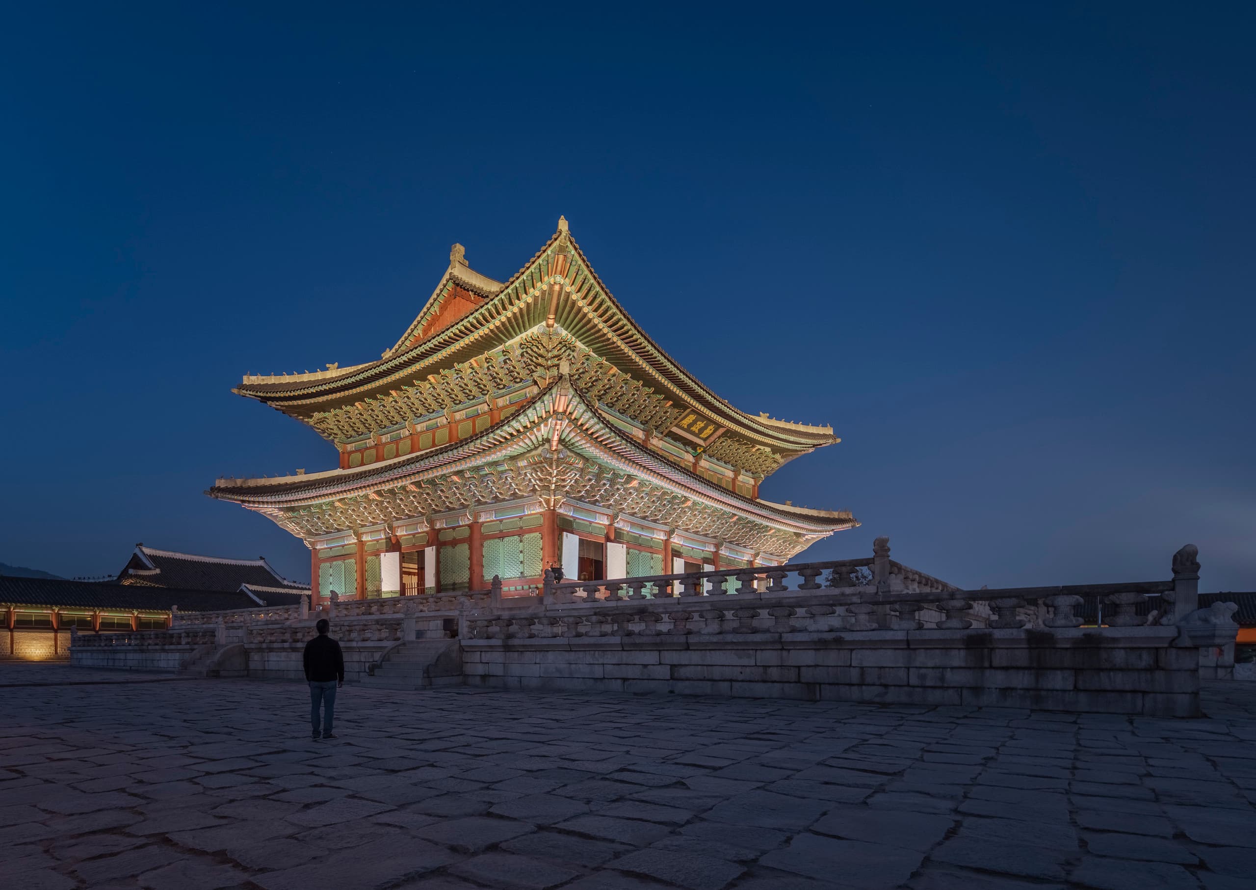 Der Gyeongbokgung Palast in Seoul, beleuchtet mit ERCO Außenleuchten, erzeugt eine magische Atmosphäre.