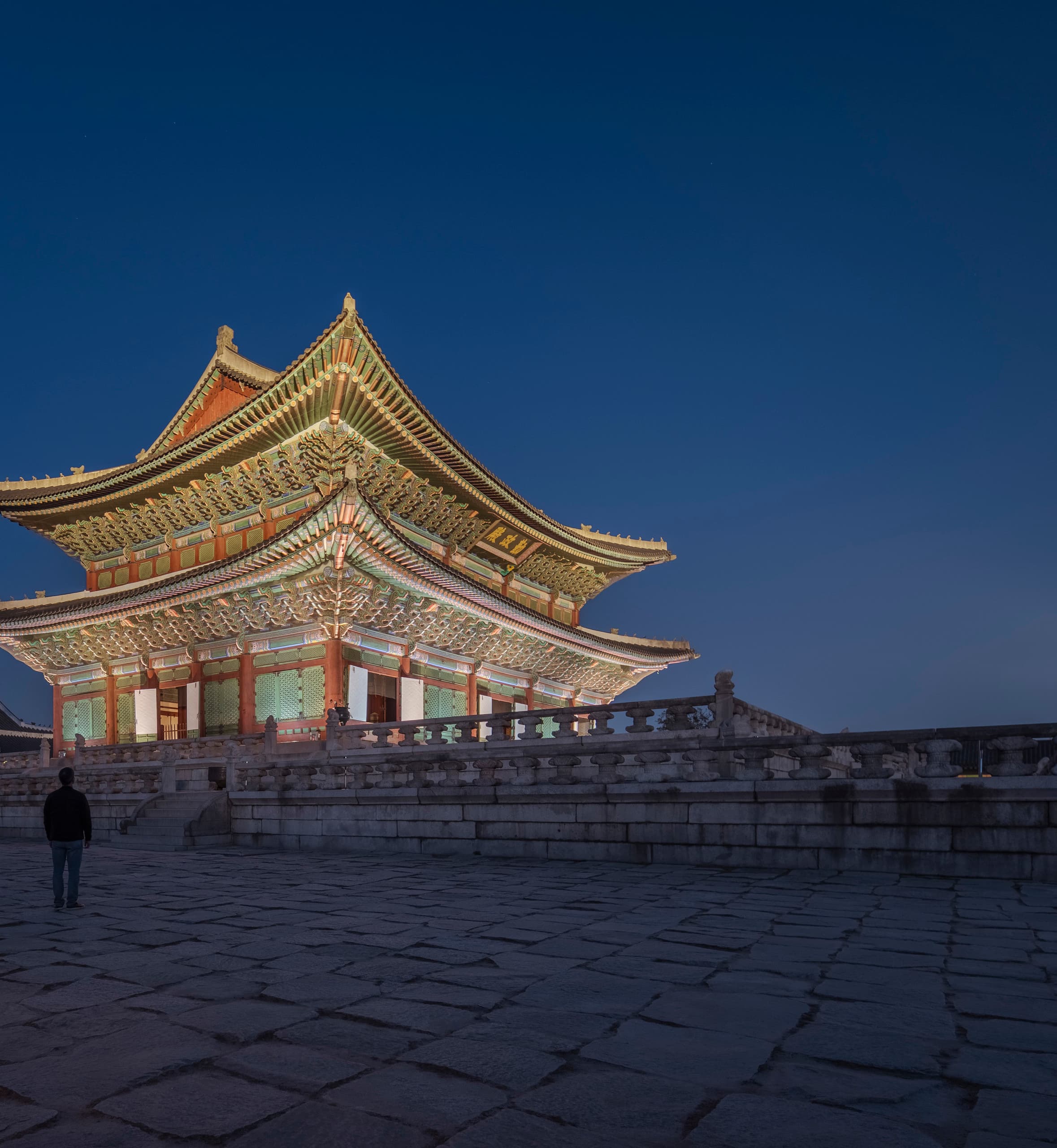 Der Gyeongbokgung Palast in Seoul, beleuchtet mit ERCO Außenleuchten, erzeugt eine magische Atmosphäre.