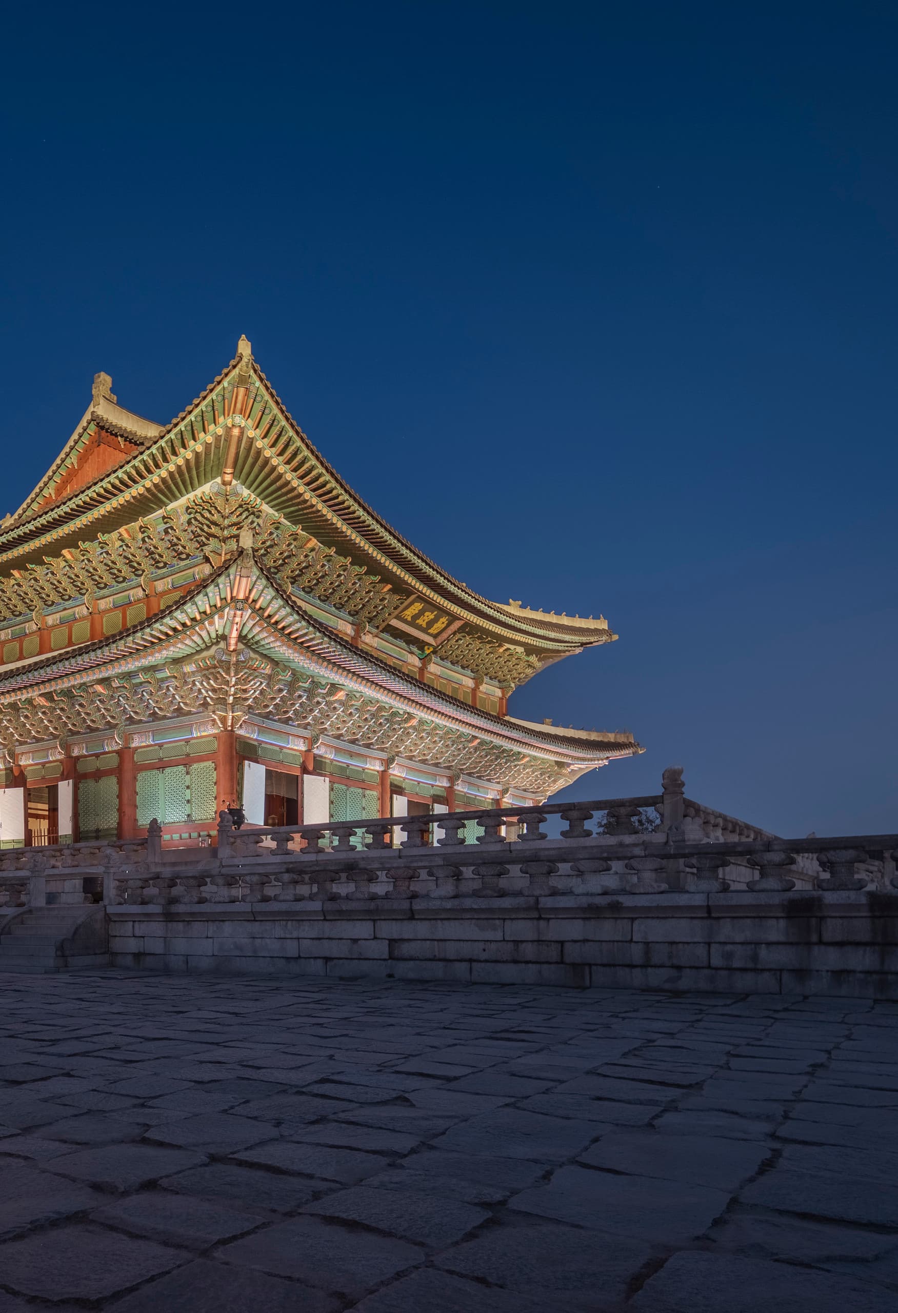 Der Gyeongbokgung Palast in Seoul, beleuchtet mit ERCO Außenleuchten, erzeugt eine magische Atmosphäre.
