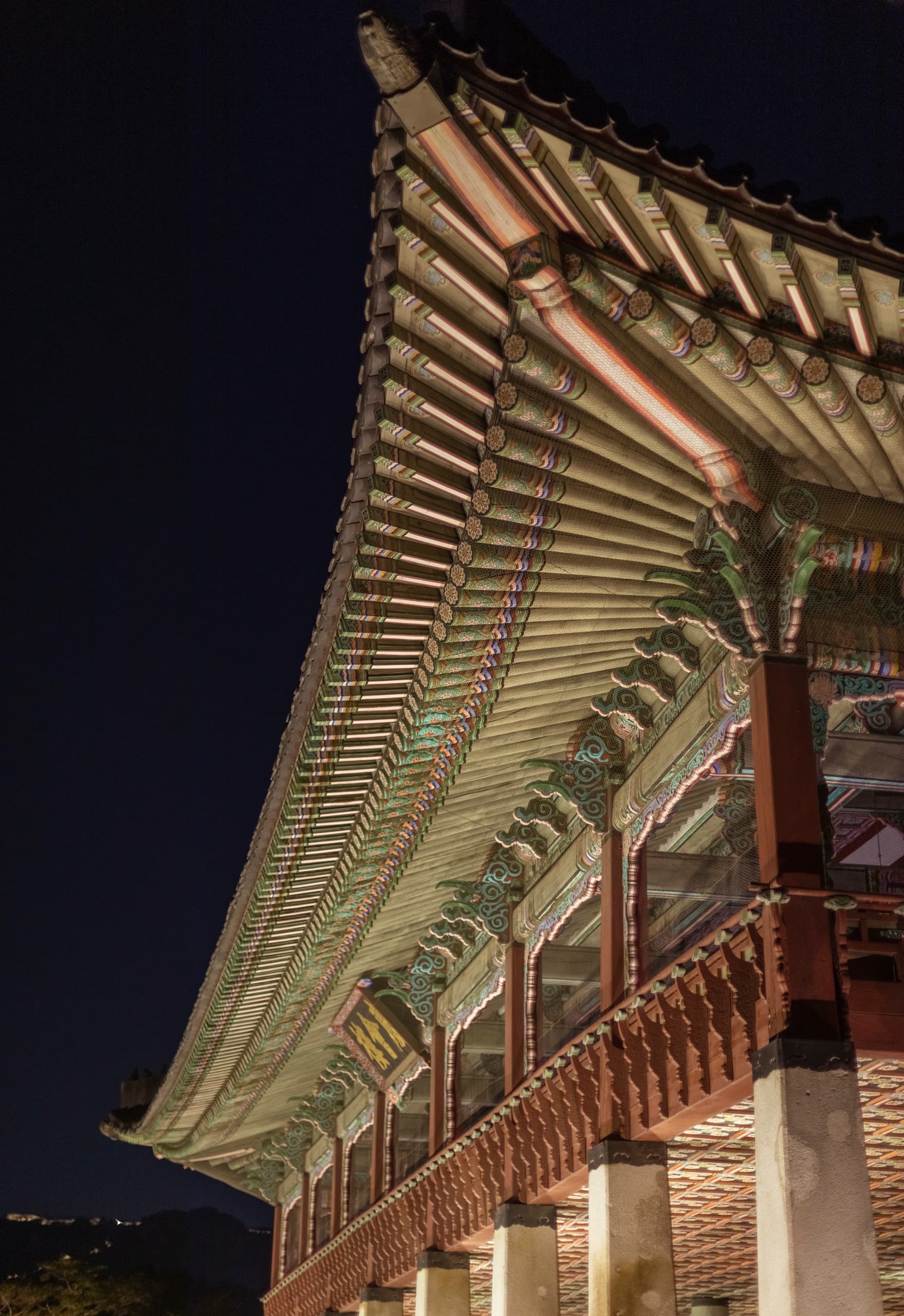 Gyeongbokgung Palast, Seoul: Pagodendach mit ERCO LED-Beleuchtung in warmweißem Licht.