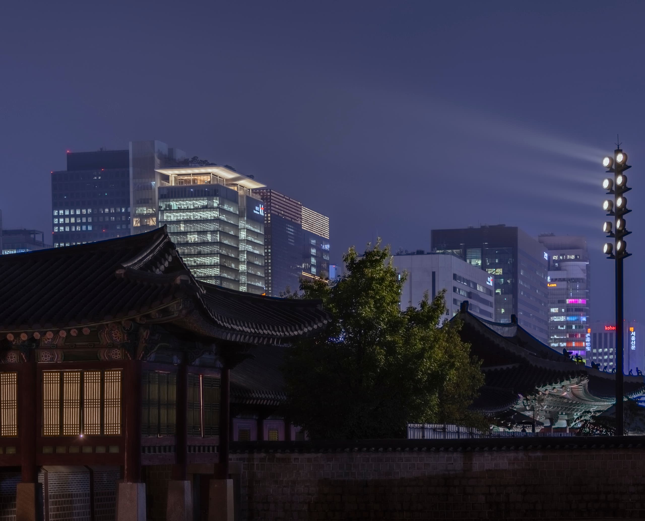ERCO-Beleuchtung des Gyeongbokgung Palastes, Seoul, hervorhebung der traditionellen Architektur bei Nacht.