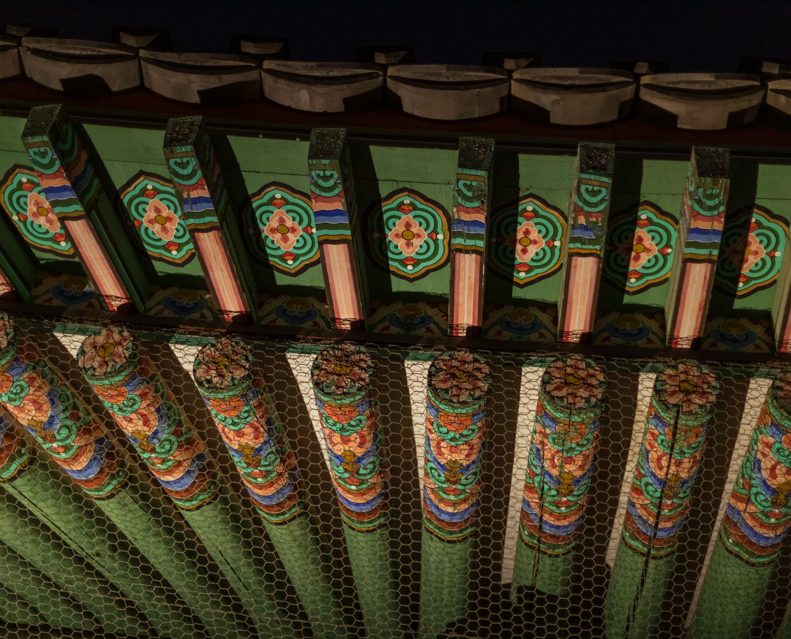 Detail der kunstvollen Dachkonstruktion im Gyeongbokgung Palast, beleuchtet mit ERCO Licht.