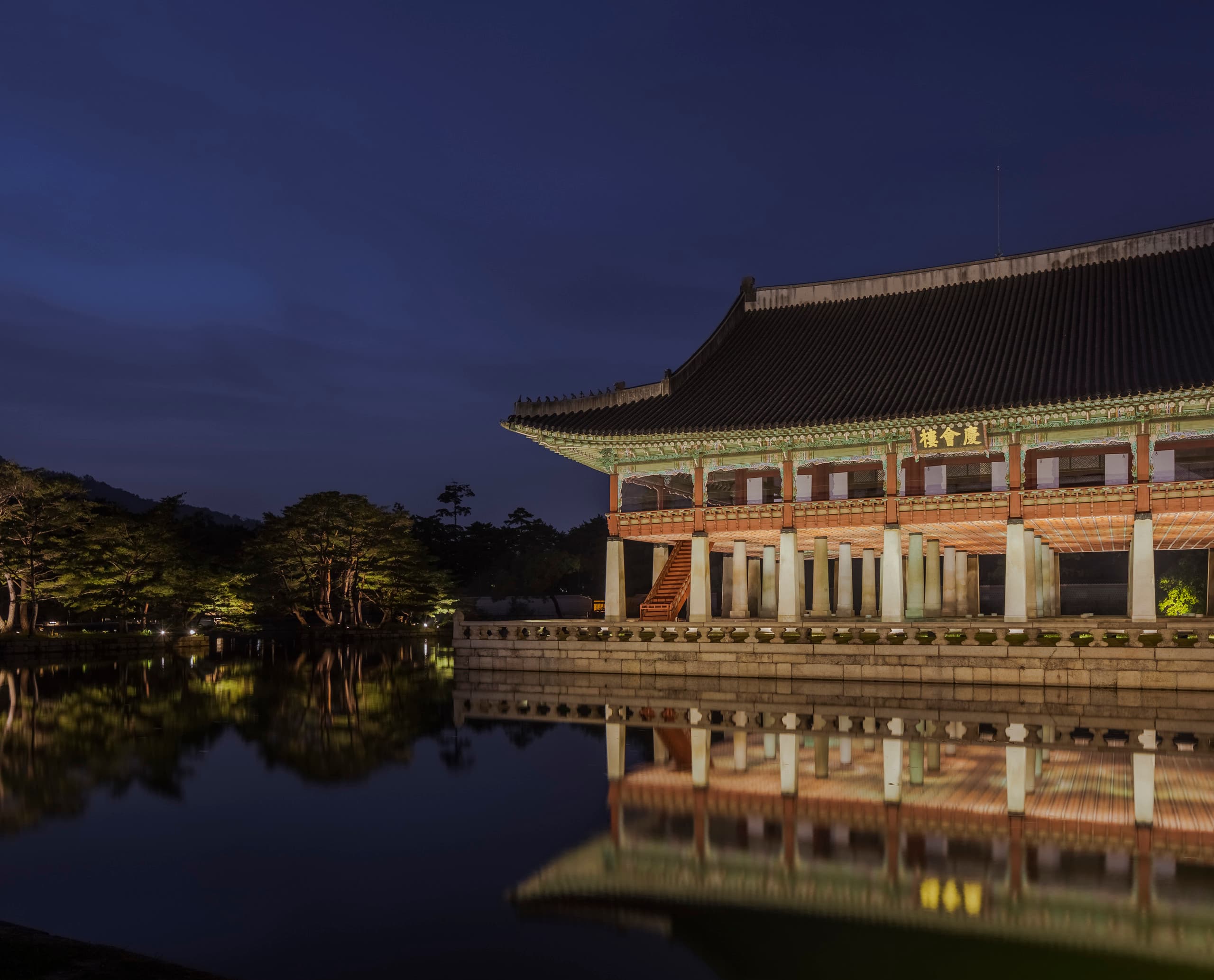 Gyeongbokgung Palast, Seoul, beleuchtet von ERCO, schafft eine magische Atmosphäre.