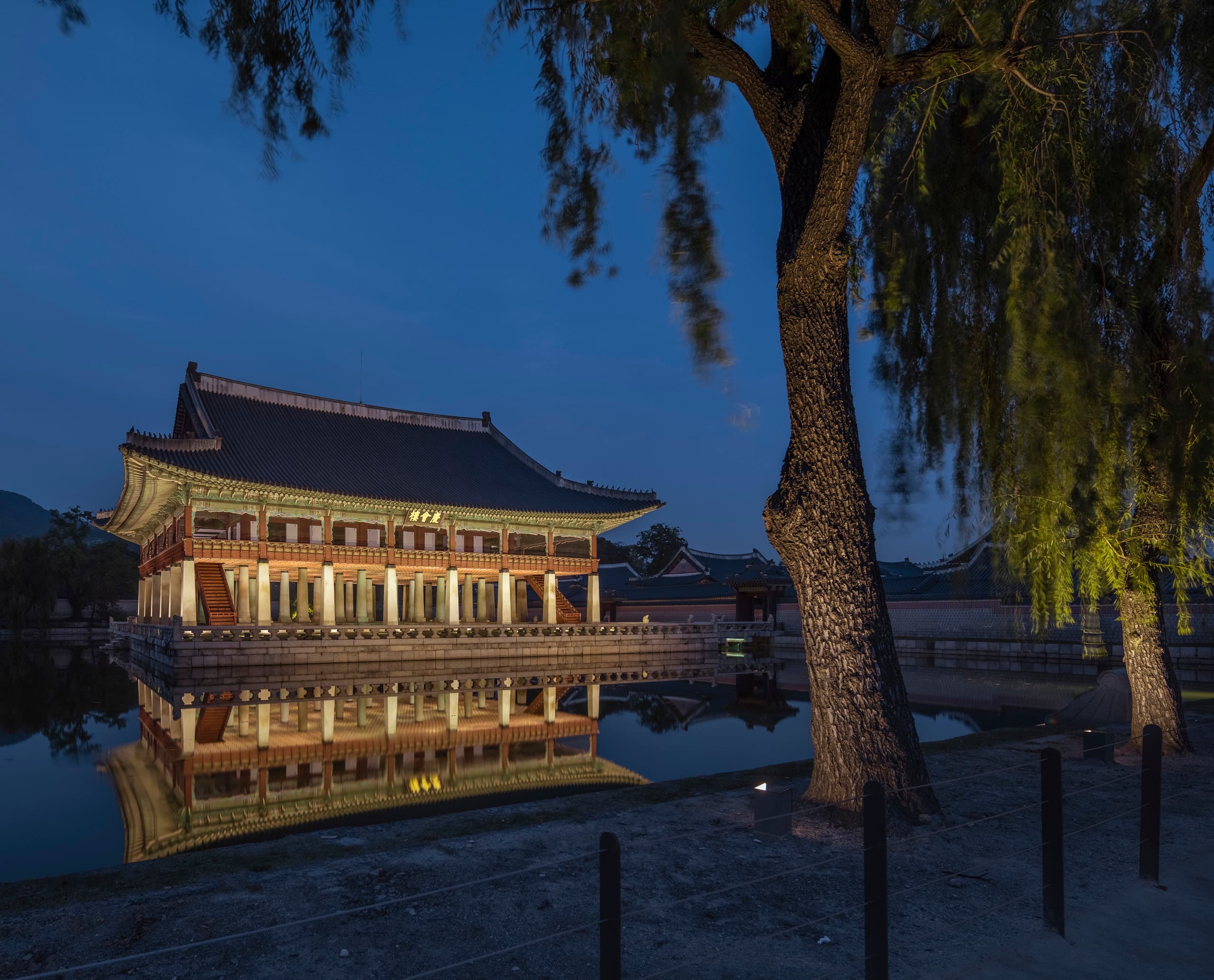 Gyeongbokgung Palast, Seoul, beleuchtet von ERCO, schafft eine magische Atmosphäre im Pagodenstil.