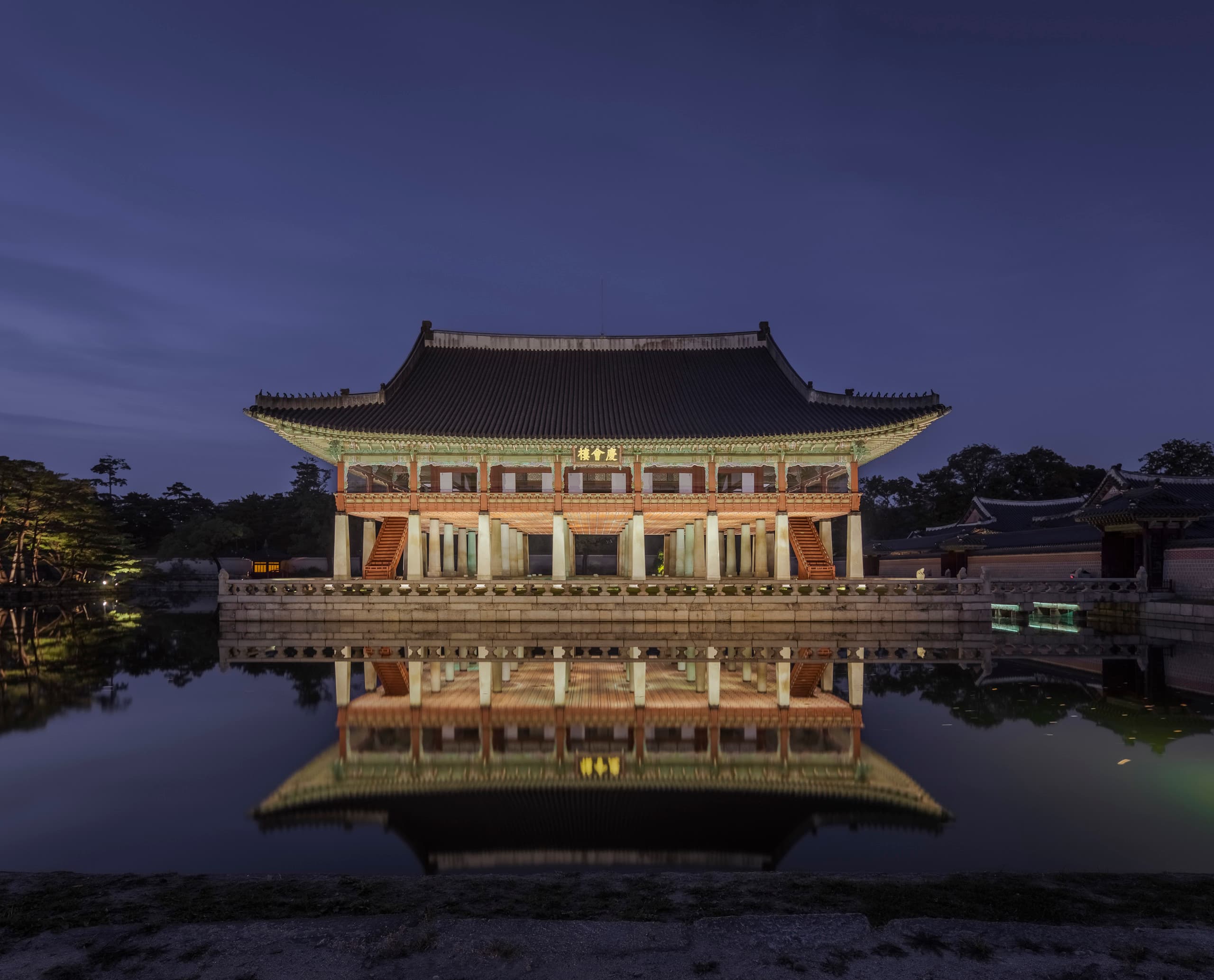 Gyeongbokgung Palast, Seoul, beleuchtet von ERCO, ein Meisterwerk koreanischer Architektur im Pagodenstil.
