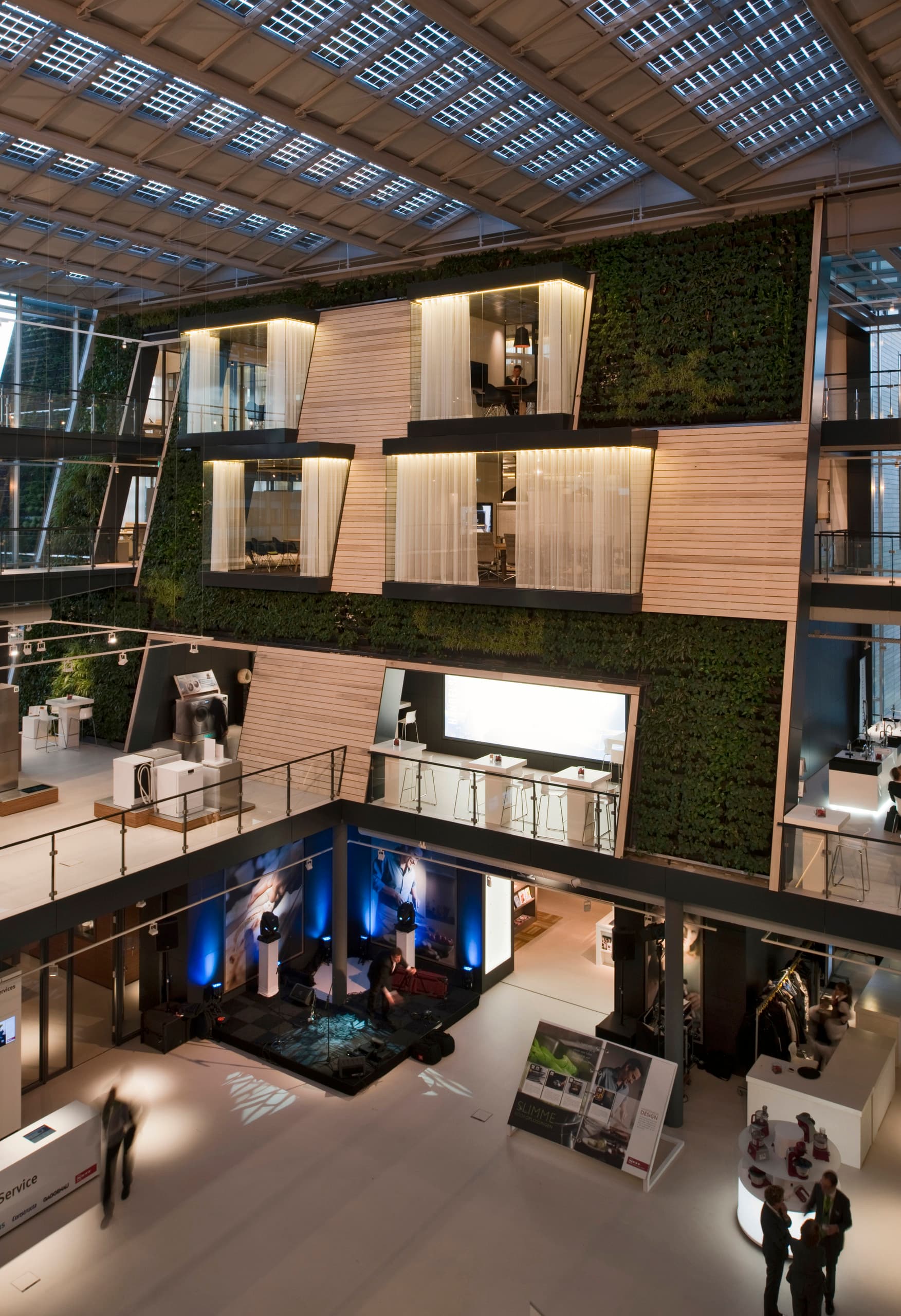 BSH Zentrale Niederlande, Hoofddorp: ERCO LED-Beleuchtung in einem nachhaltigen Bürogebäude.