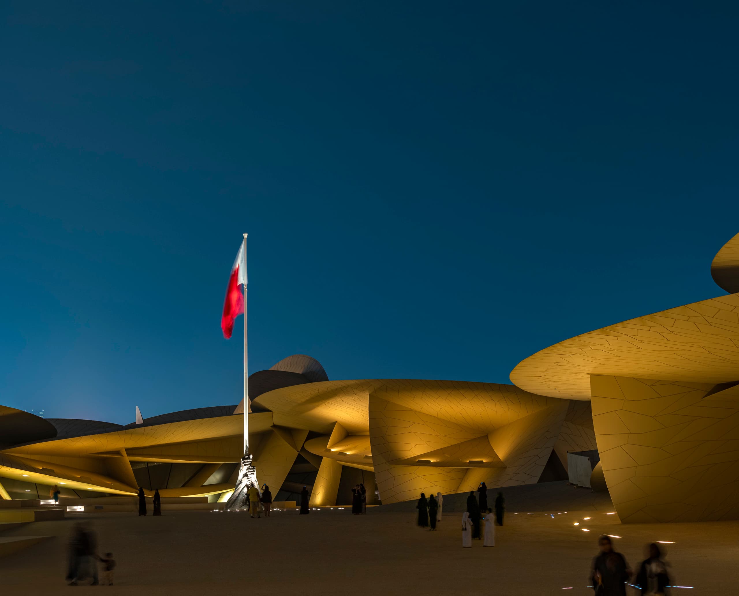 Das Nationalmuseum von Katar mit ERCO-Beleuchtung bei Nacht.
