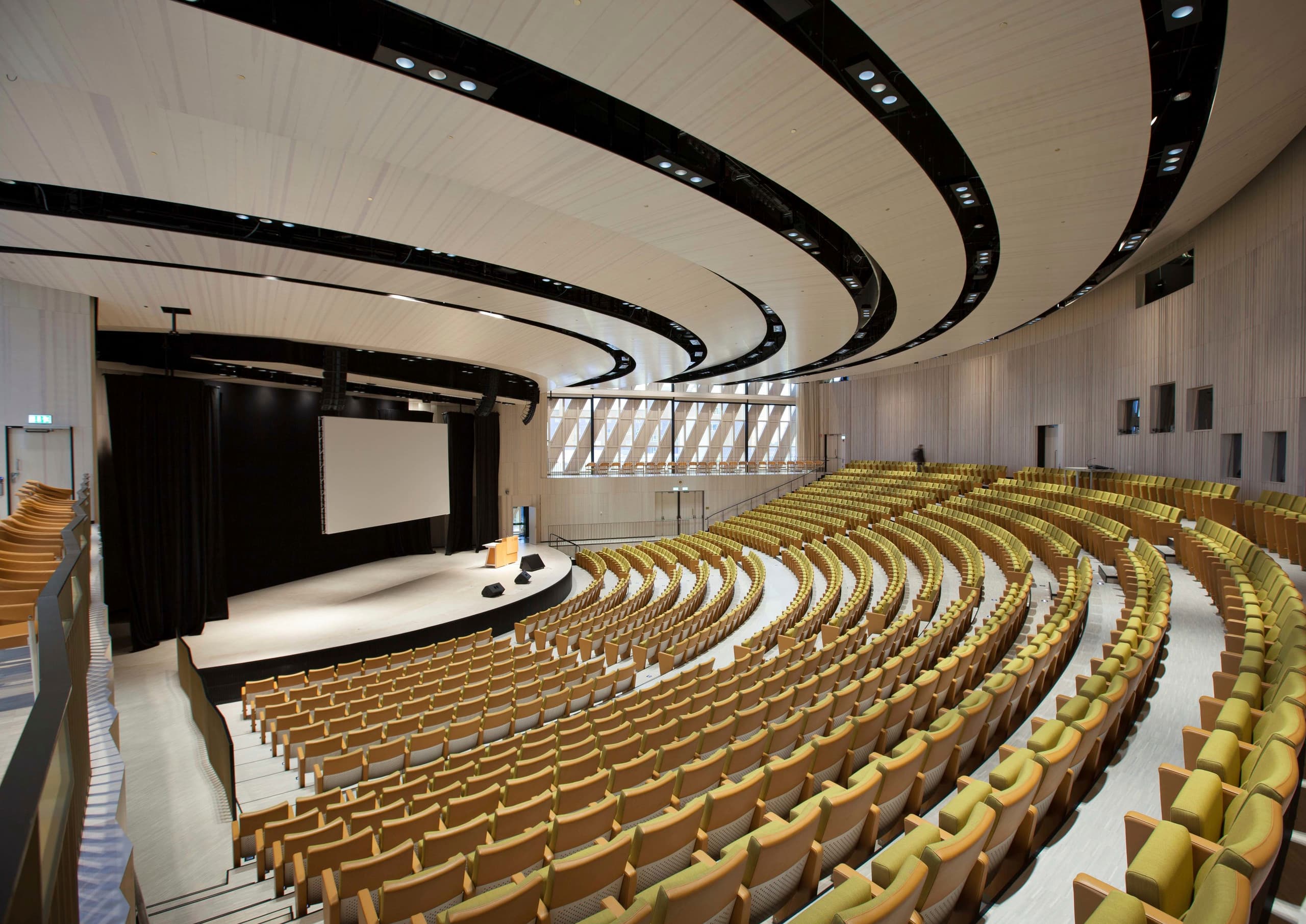 Auditorium mit ERCO Lichttechnik für öffentliche Gebäude, die Wahrnehmung und Kommunikation fördert.