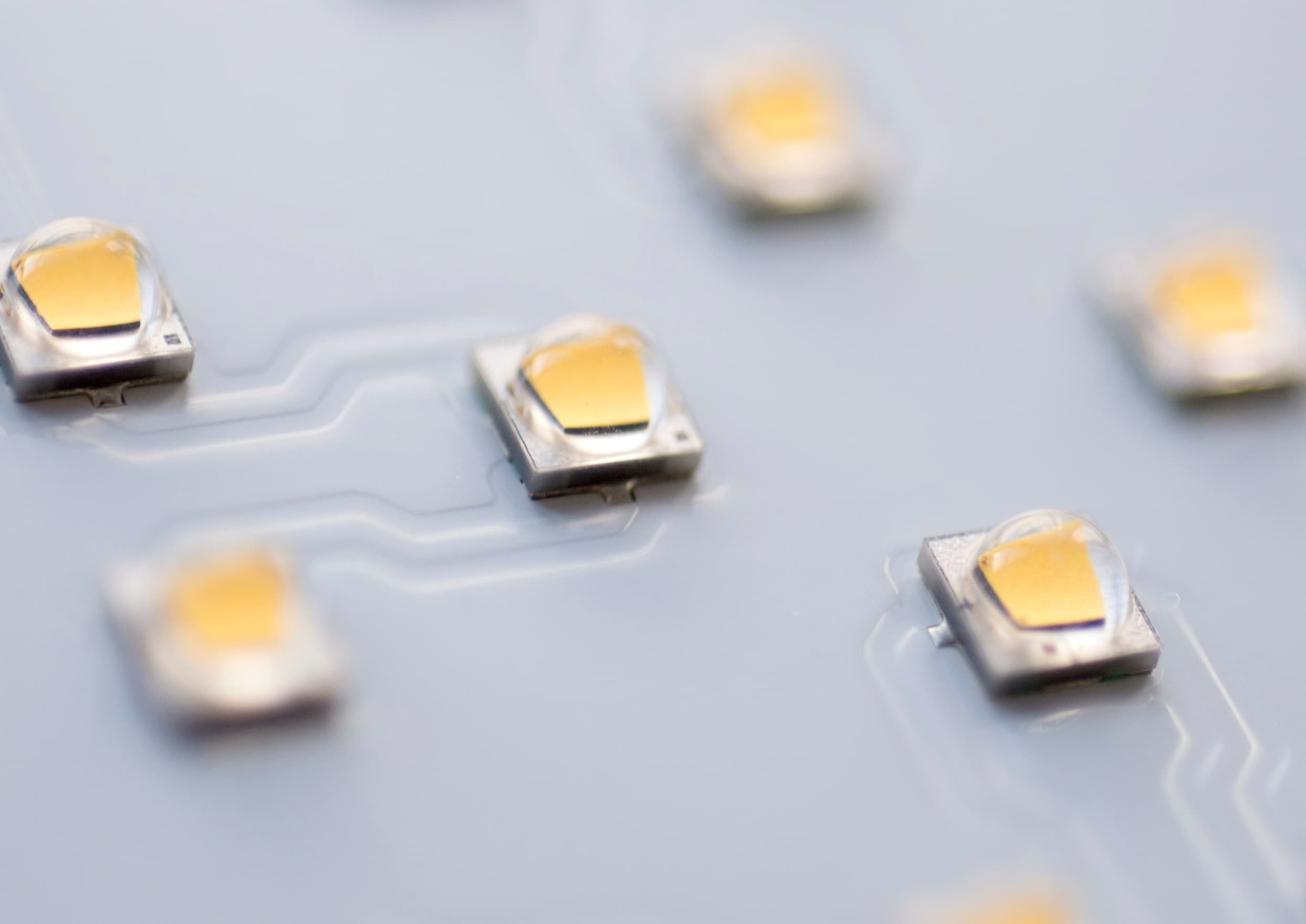 Nahaufnahme von ERCO LED-Chips auf einer Platine für effiziente Beleuchtung.