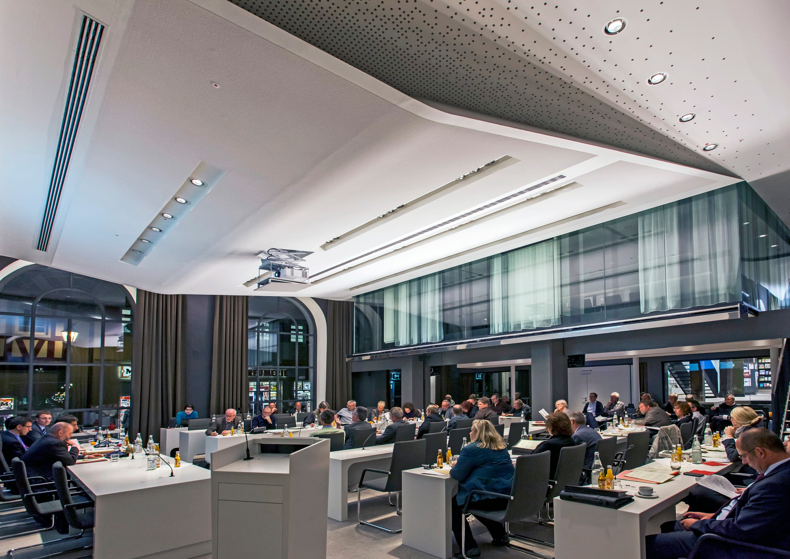 Beleuchtung in einem Konferenzraum mit ERCO Licht für öffentliche Gebäude.