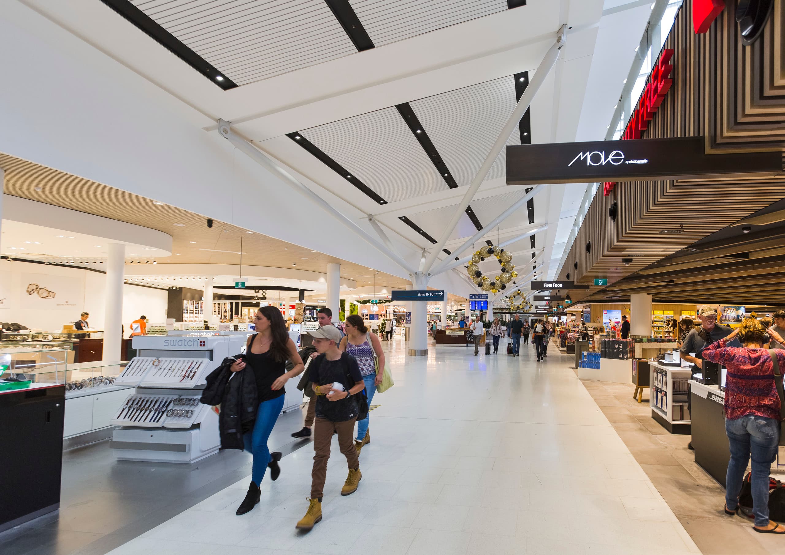 Flughafen-Einkaufsbereich mit ERCO Beleuchtung für Orientierung und angenehme Atmosphäre.