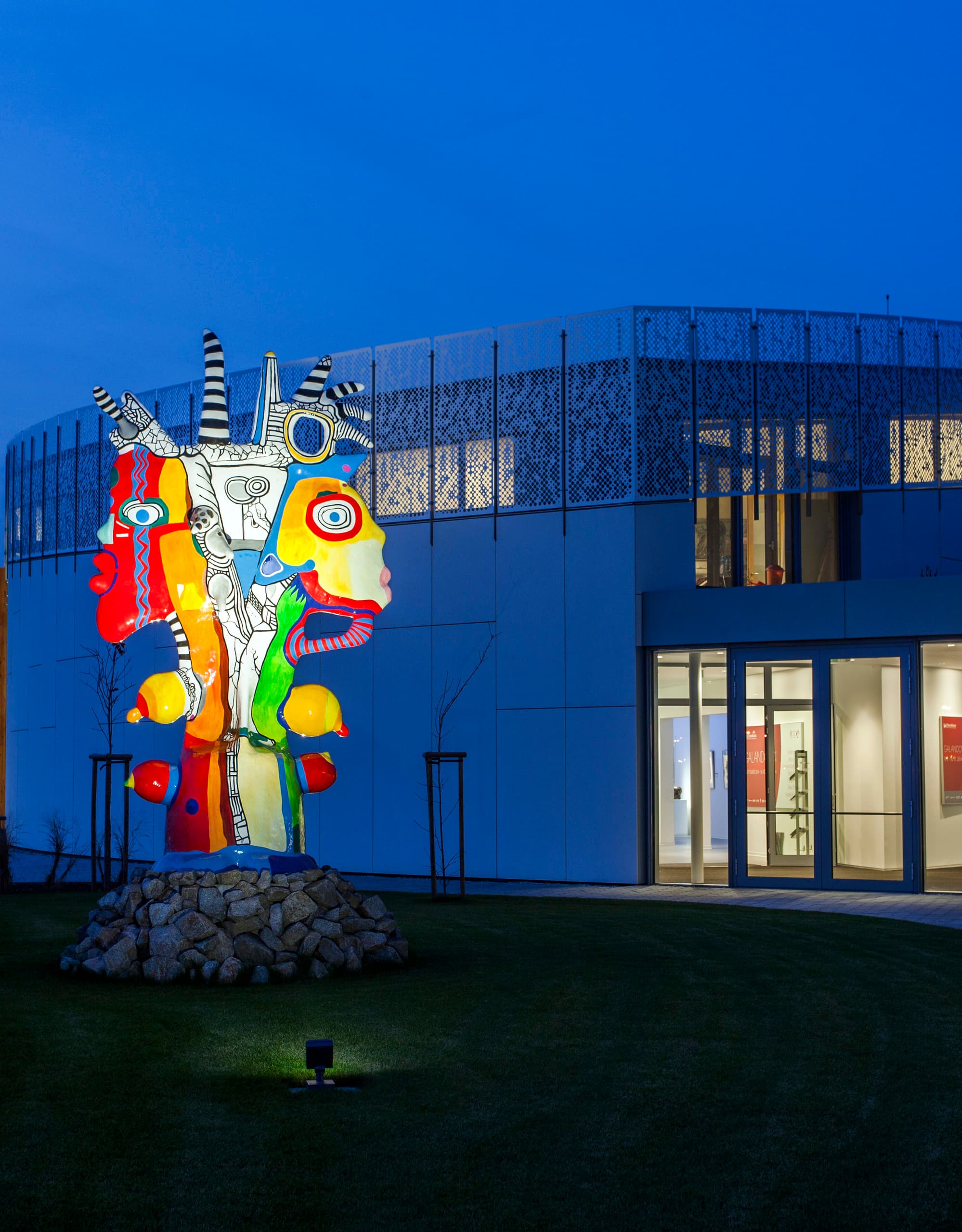 Bunte Skulptur vor dem Danubiana Meulensteen Kunstmuseum, Bratislava. Kontrast zwischen Kunst und Architektur.