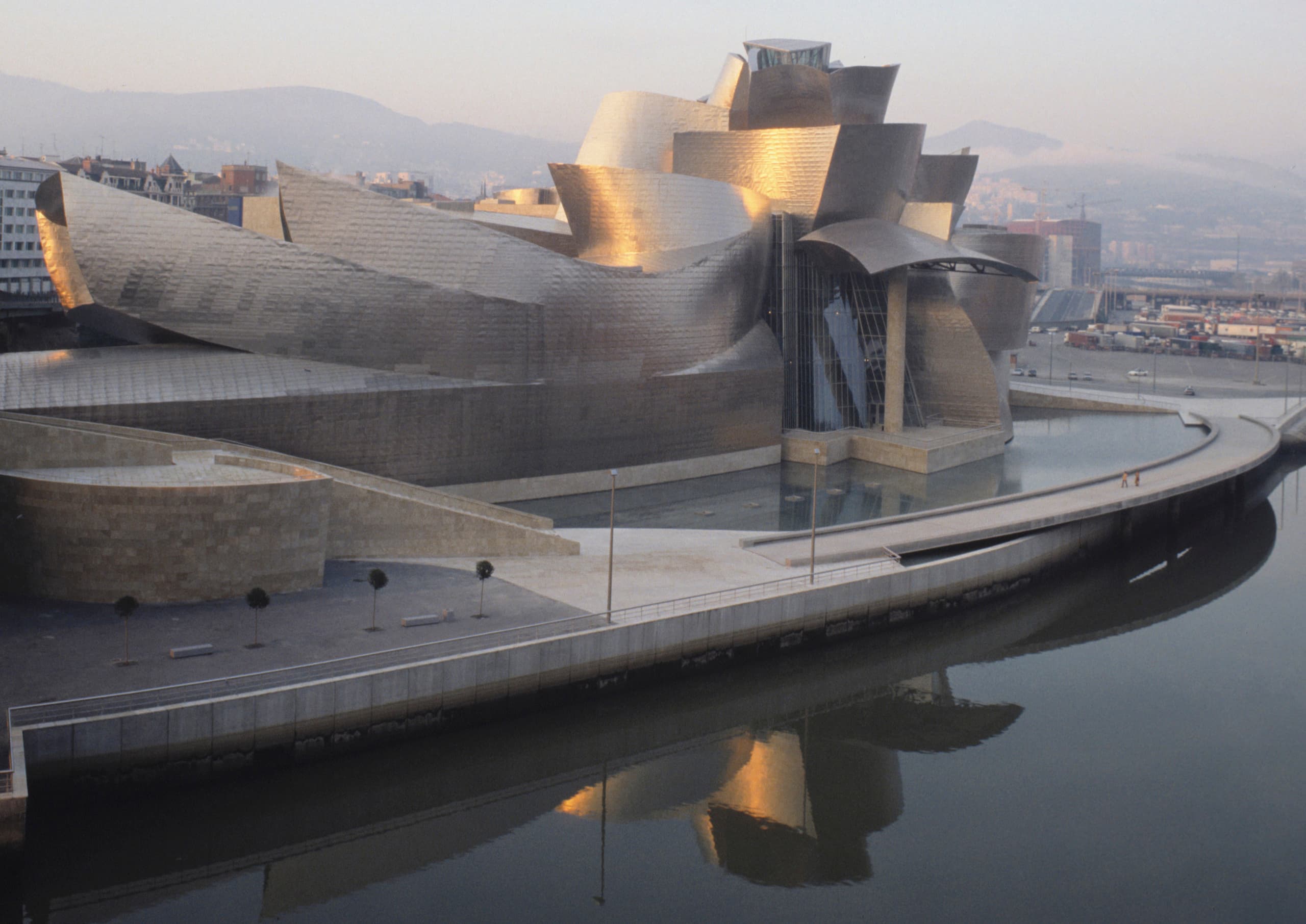 Das Guggenheim-Museum Bilbao, ein Beispiel für innovative Architektur und Lichtplanung.