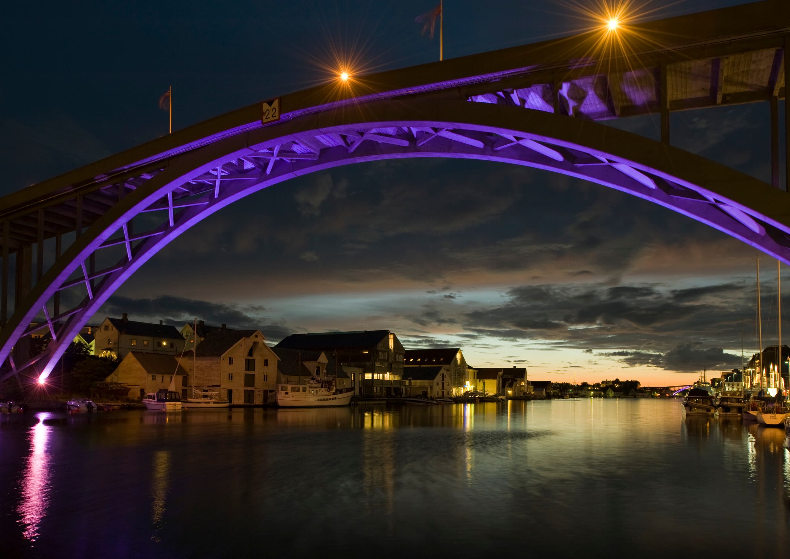 Brücke mit farbiger Beleuchtung für additive Farbmischung in Haugesund, Norwegen.