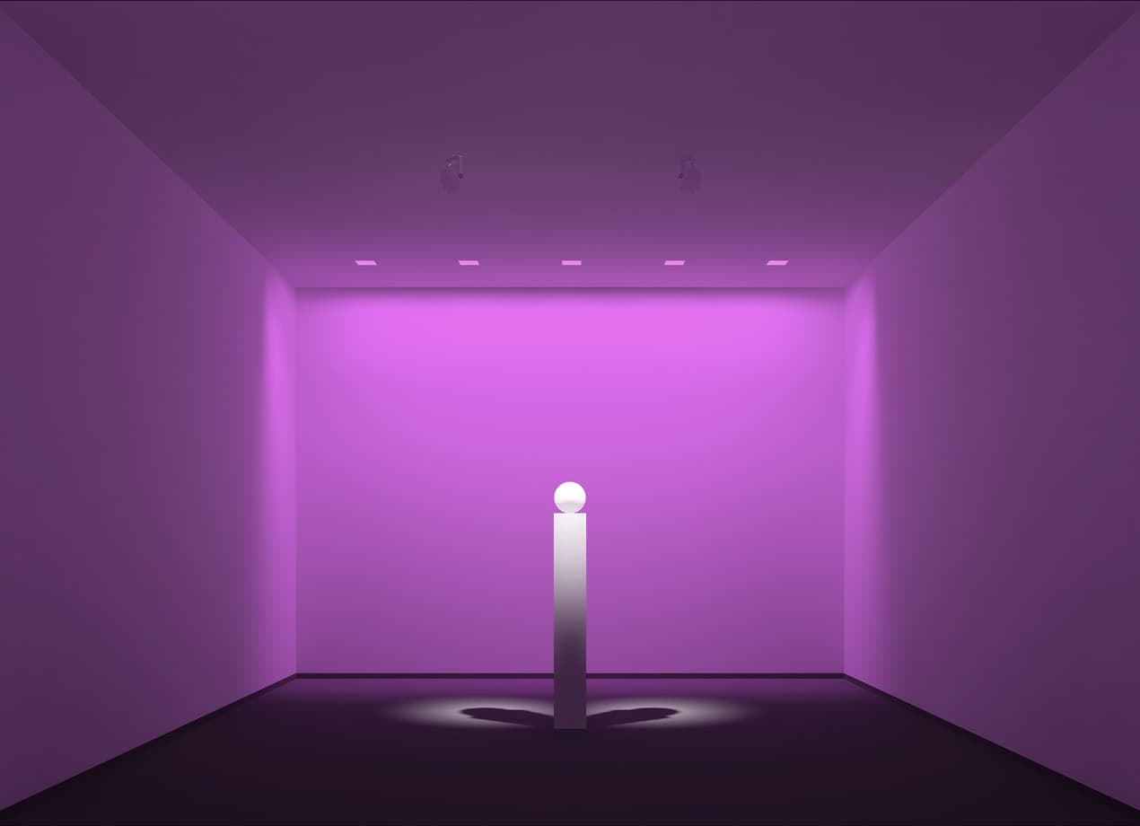 Akzentbeleuchtung eines Objekts auf einem Sockel in einem Raum mit farbigem Licht.