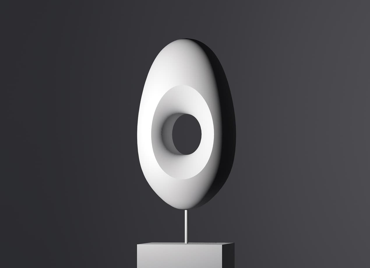 Abstrakte Skulptur mit Loch, betont durch Lichtmodellierung.