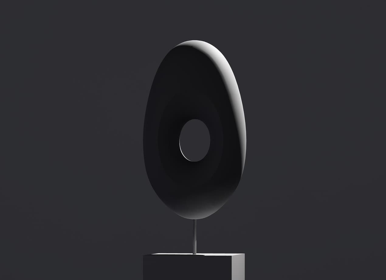 Skulptur mit Loch, betont durch Lichtmodellierung.