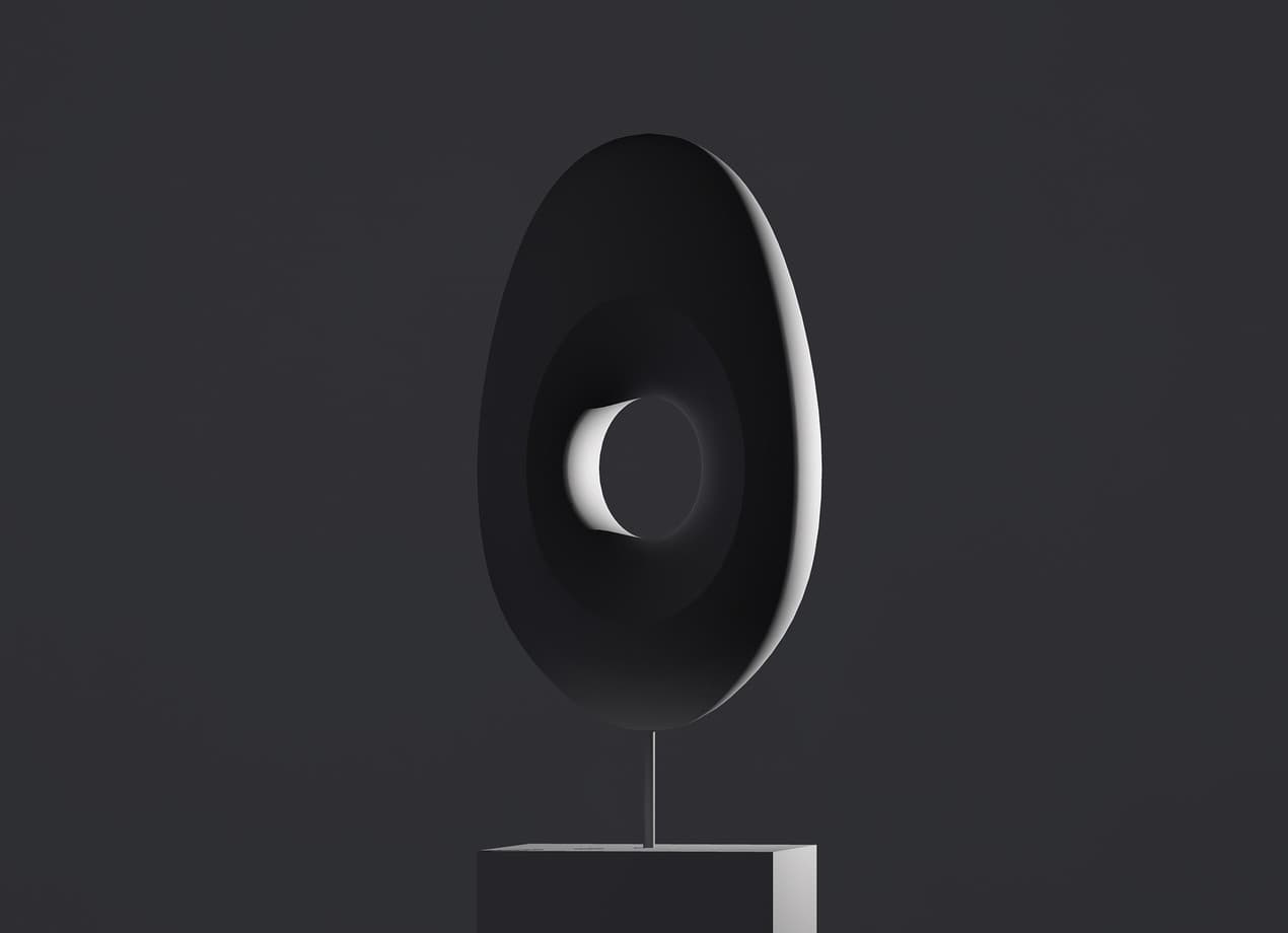 Abstrakte Skulptur mit Akzentbeleuchtung zur Hervorhebung von Form und Textur.