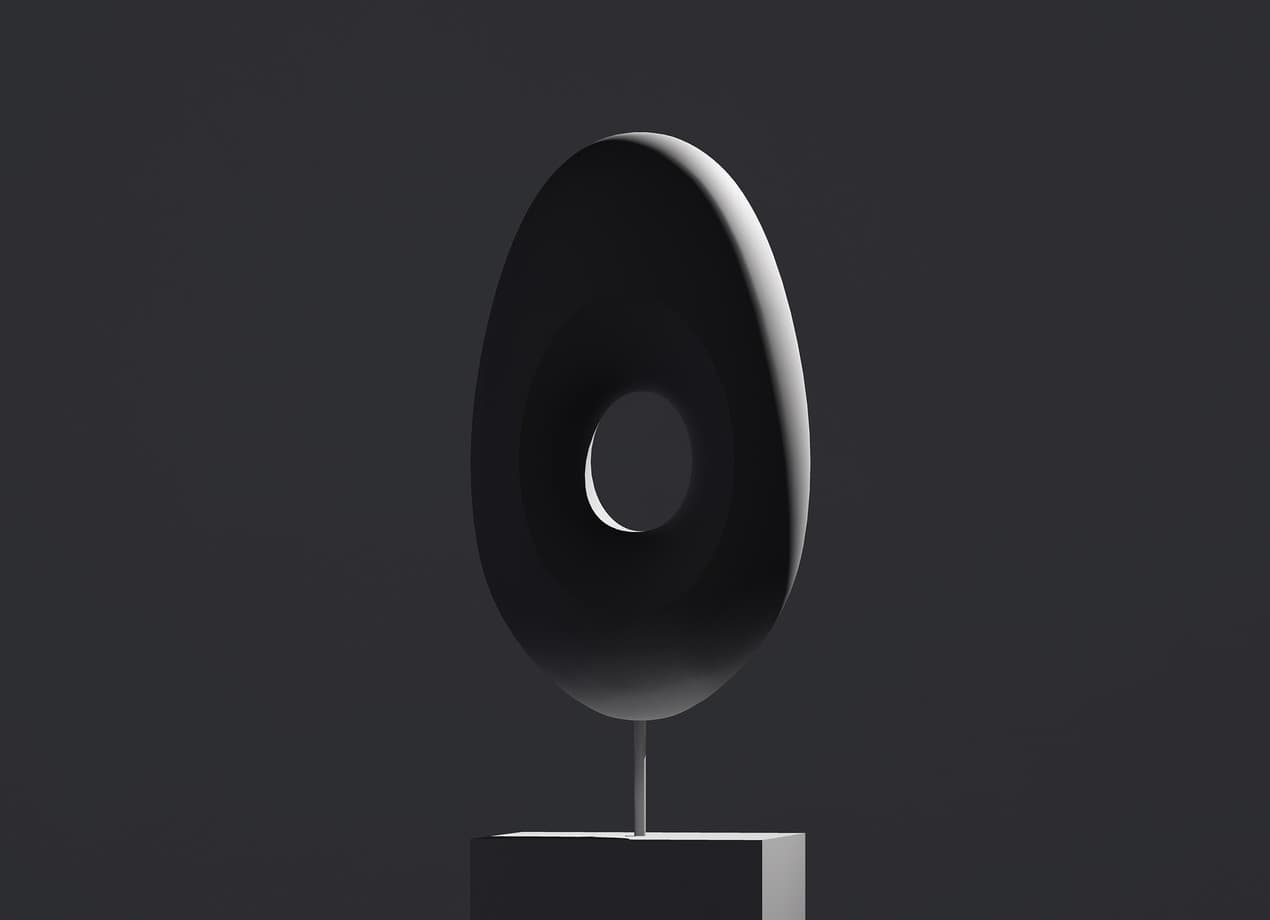 Abstrakte Skulptur mit Loch, betont durch gerichtetes Licht für Modellierung.