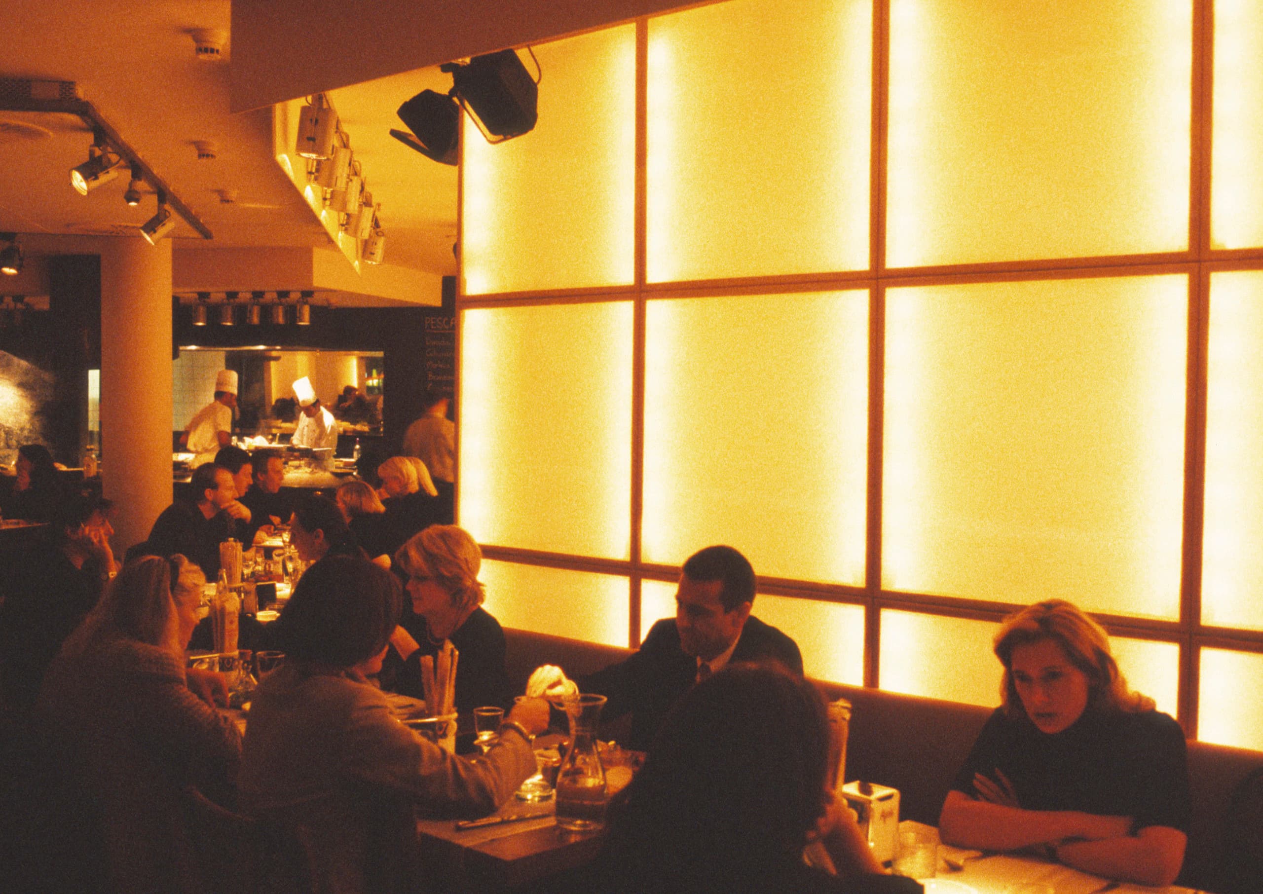 Restaurantbeleuchtung mit warmen Farben schafft eine einladende Atmosphäre für Gäste.