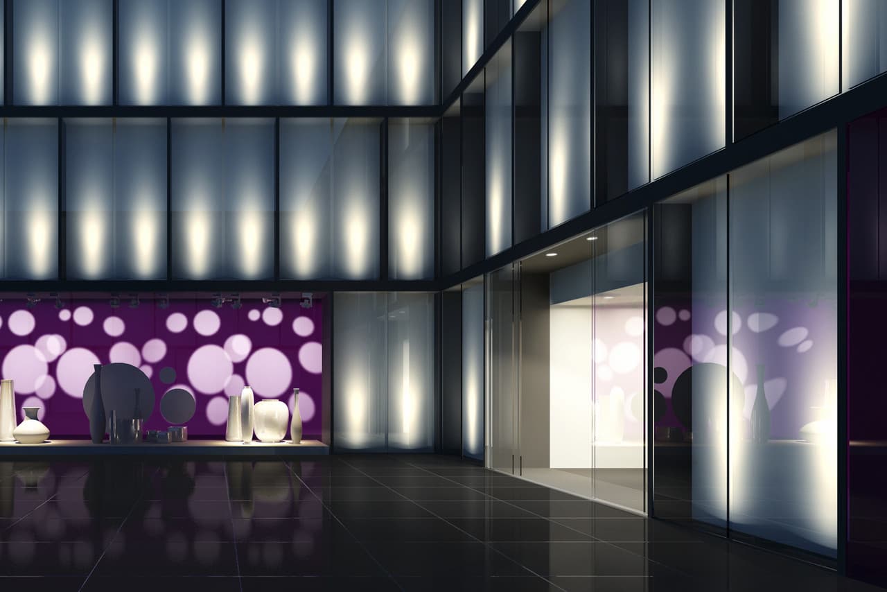 ERCO Lichtdesign für Schaufenster: Dynamische Lichtinszenierung mit Farbwechsel und Akzentbeleuchtung.