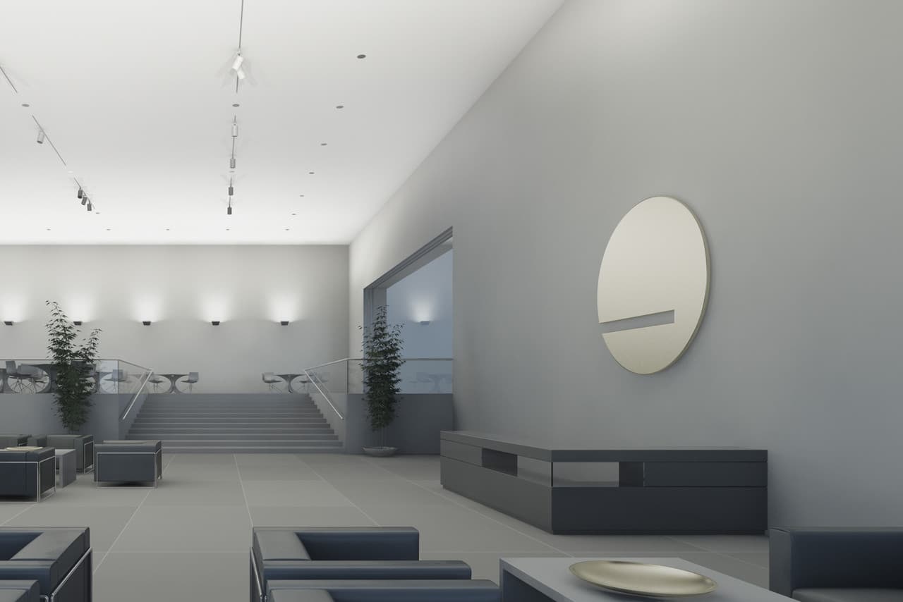 ERCO Lichtdesign in einem modernen Empfangsbereich mit vertikaler Beleuchtung für eine angenehme Raumatmosphäre.