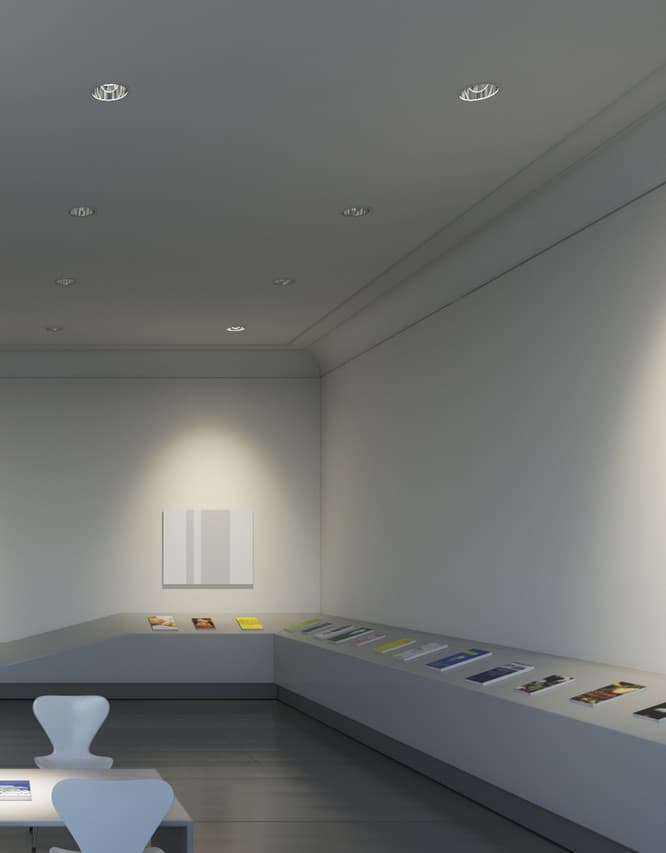 ERCO Lichtplanung: Neutrale Raumbeleuchtung mit Deckenleuchten für eine ruhige Atmosphäre in einem Ausstellungsraum.