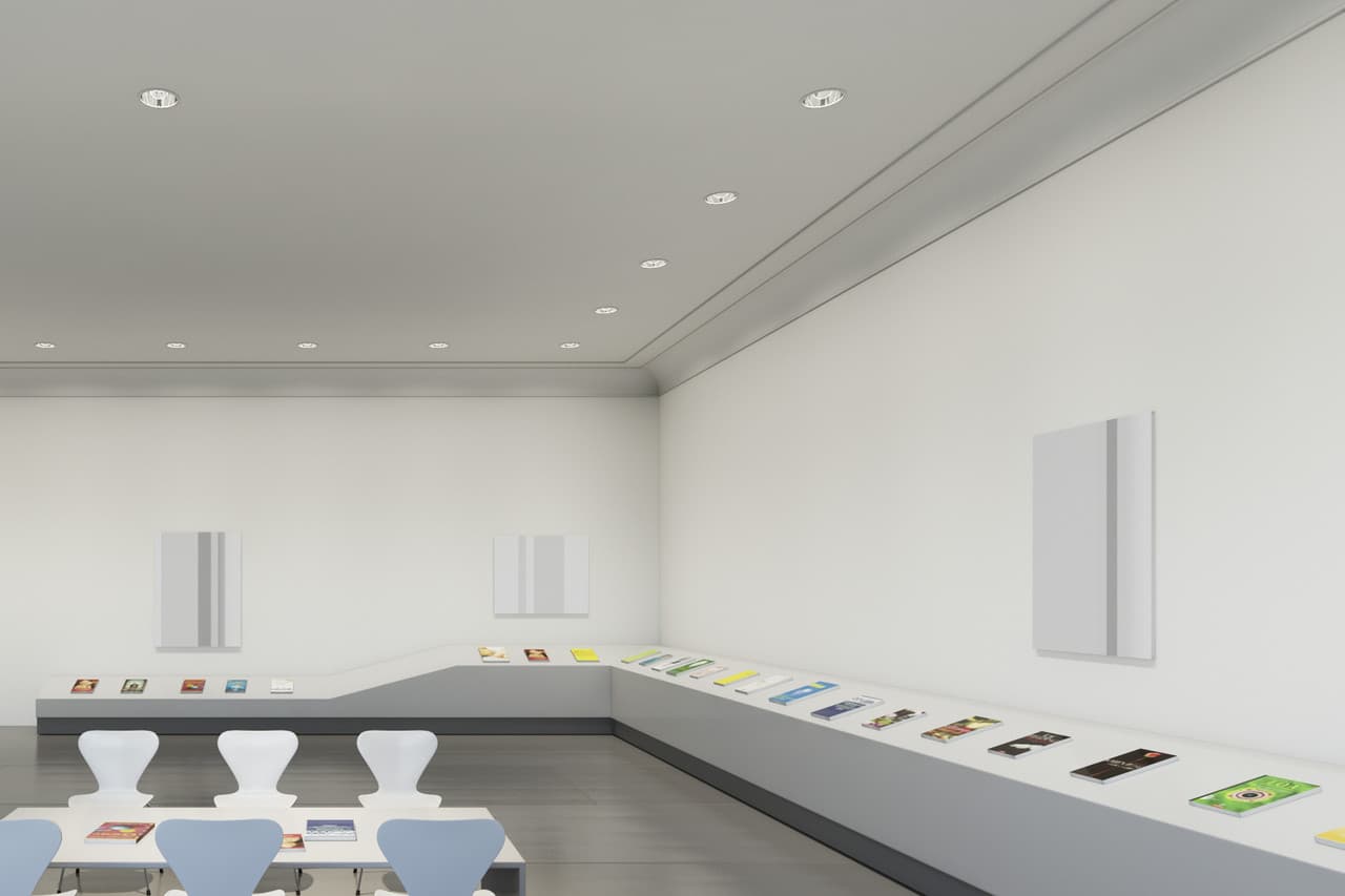 Ausstellungsraum mit ERCO Deckeneinbauleuchten für neutrale Beleuchtung.