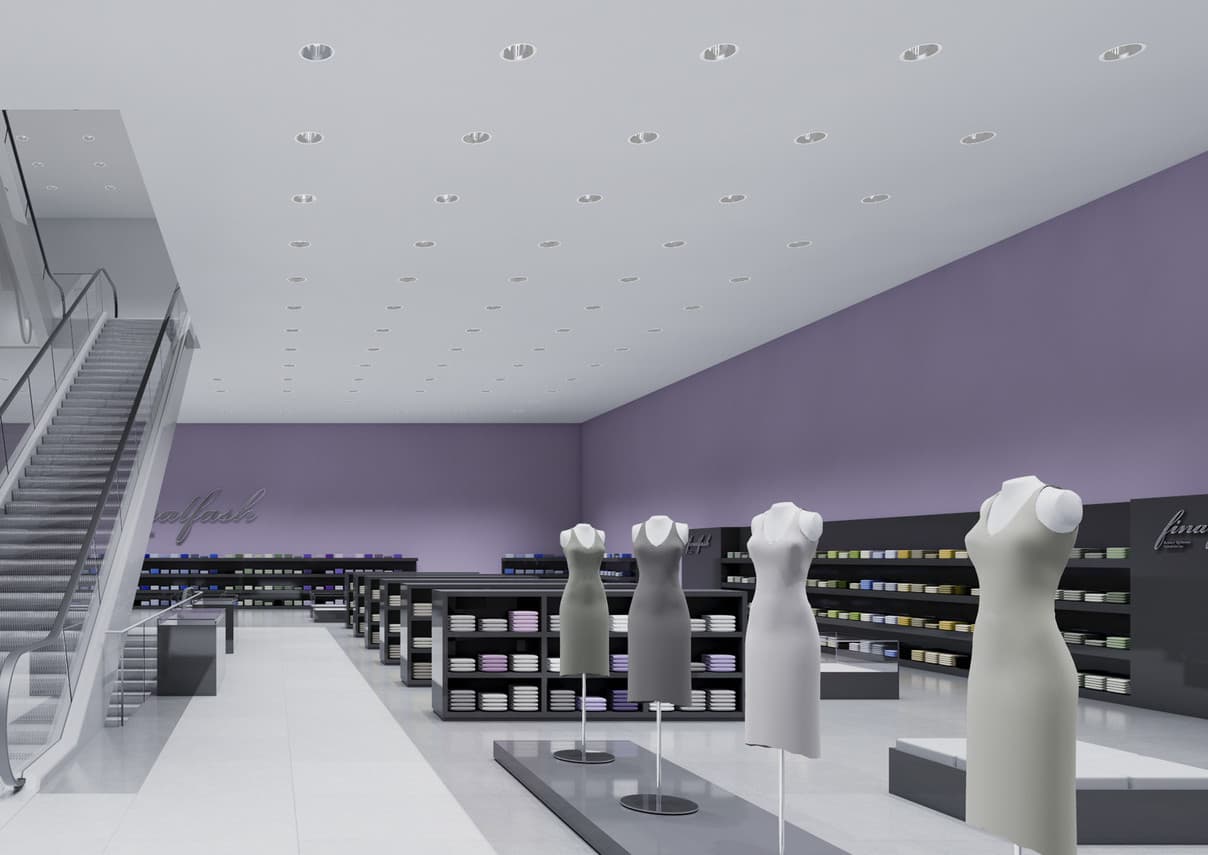 Bekleidungsgeschäft mit LED-Downlights für effiziente Warenpräsentation und Akzentbeleuchtung.