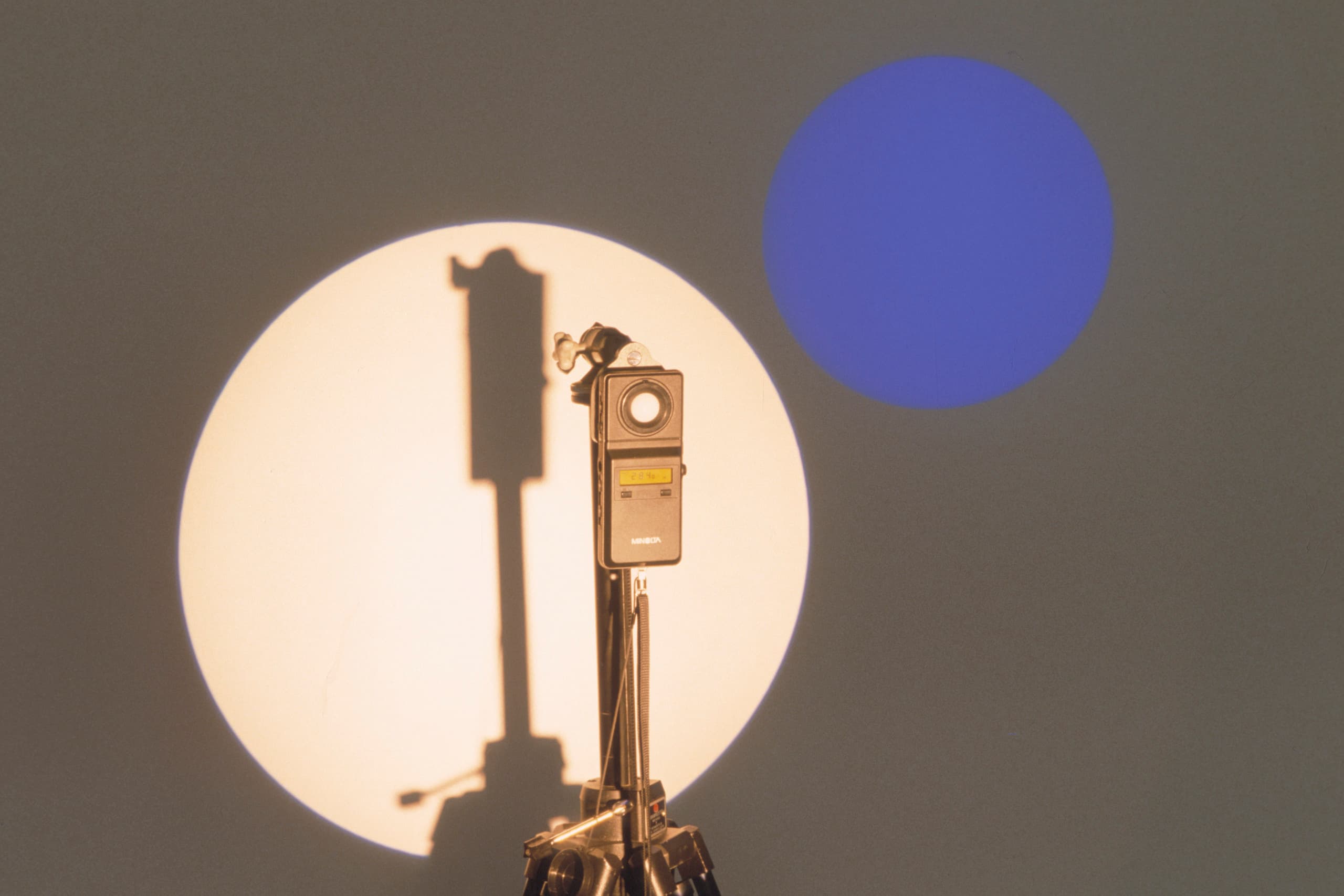 Ein Photometer misst Lichtstärken, wichtig für die Lichtplanung bei ERCO.