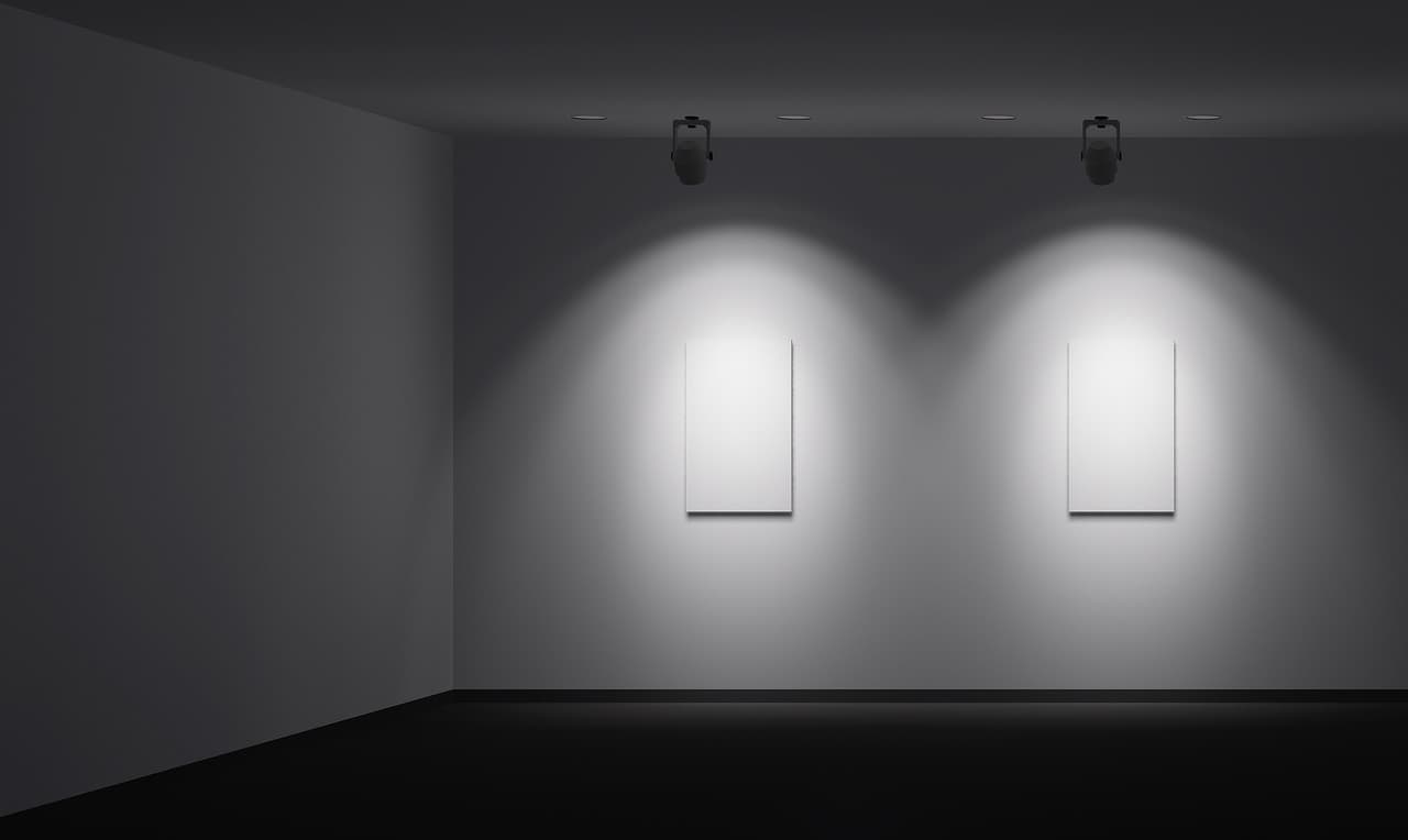 Ausstellungsraum mit zwei beleuchteten Leinwänden, die Kontraste hervorheben.
