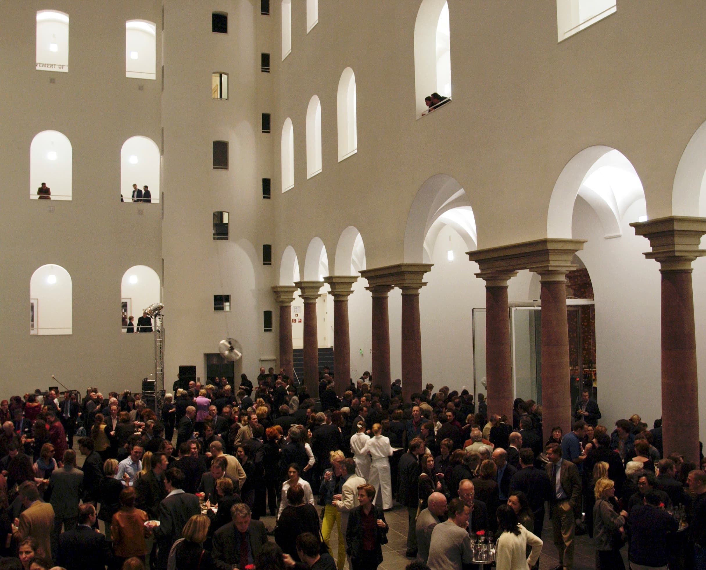 K21 Kunstsammlung Düsseldorf: Beleuchtete Kuppel und Innenraum mit Besuchern, flexible Lichtlösung mit ERCO Strahlern.