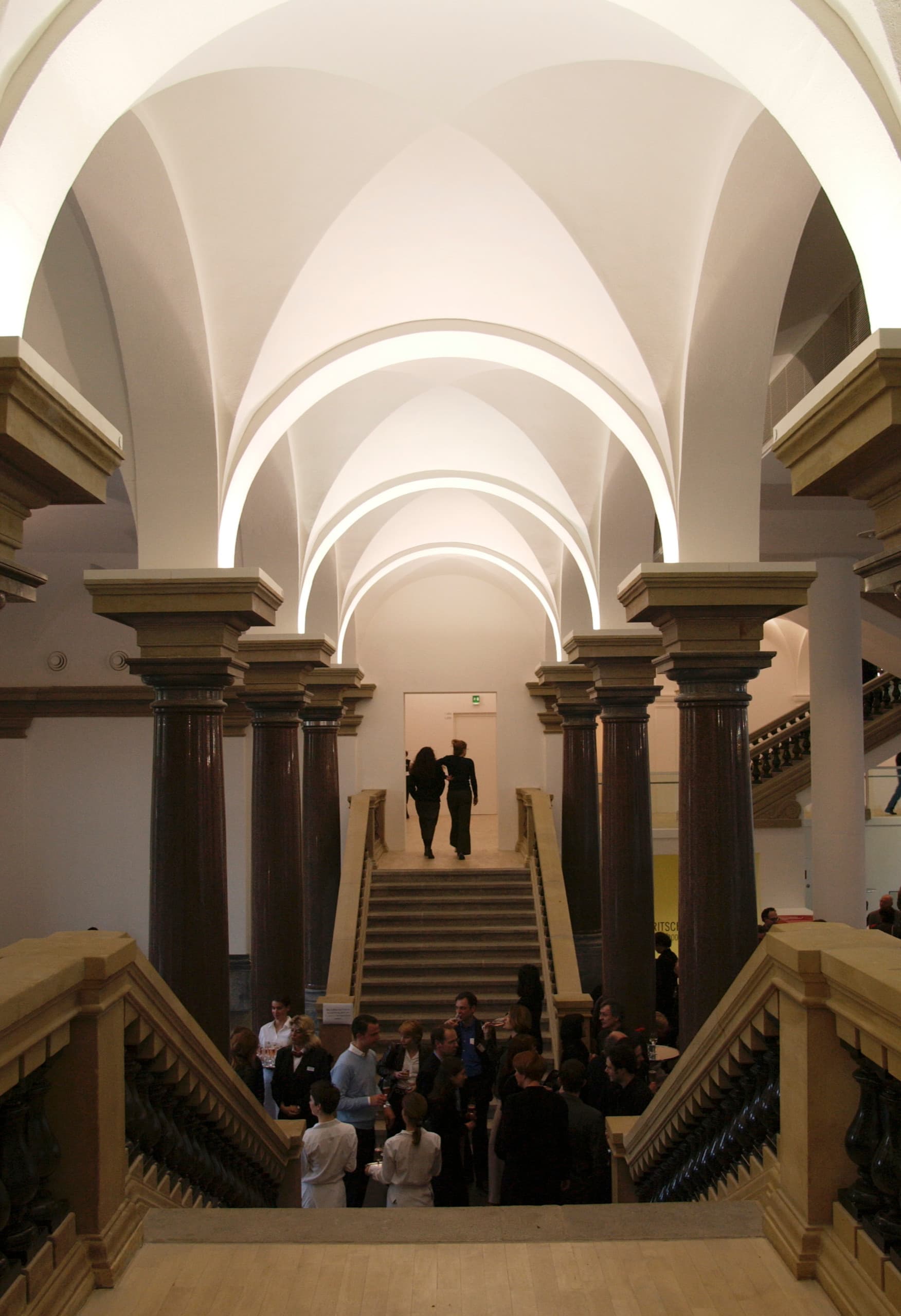Innenansicht des K21 Ständehaus mit Treppen, Säulen und Besuchern, beleuchtet mit ERCO Licht.