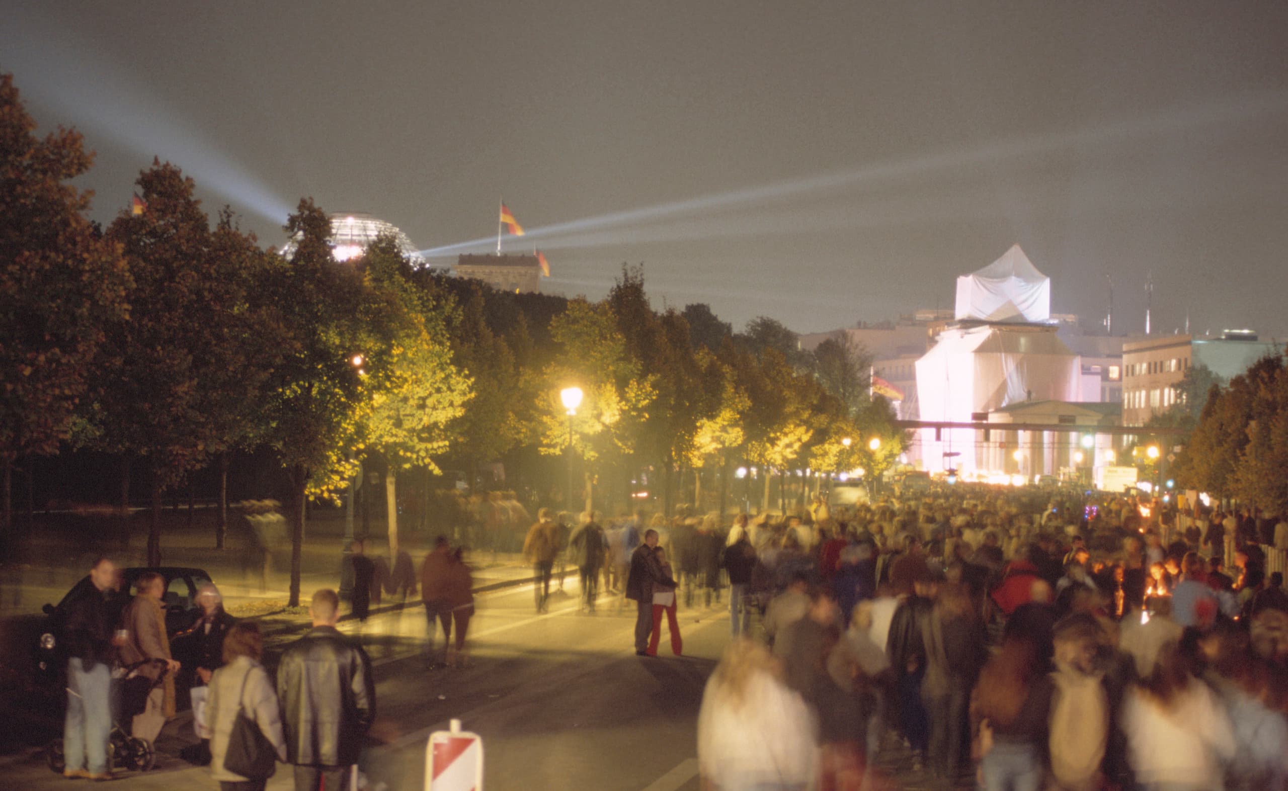 Beleuchtetes Brandenburger Tor in Berlin bei Nacht, Symbol der deutschen Einheit.