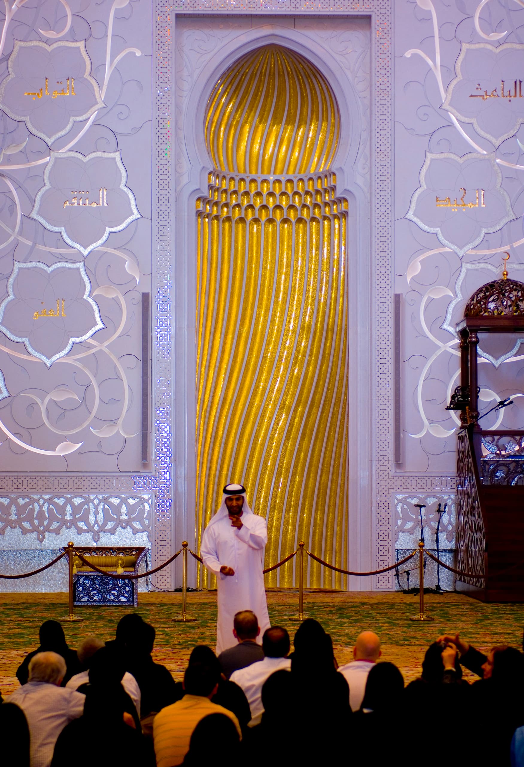 Scheich-Zayed-Moschee in Abu Dhabi mit ERCO Lichttechnik für sakrale Bauten.